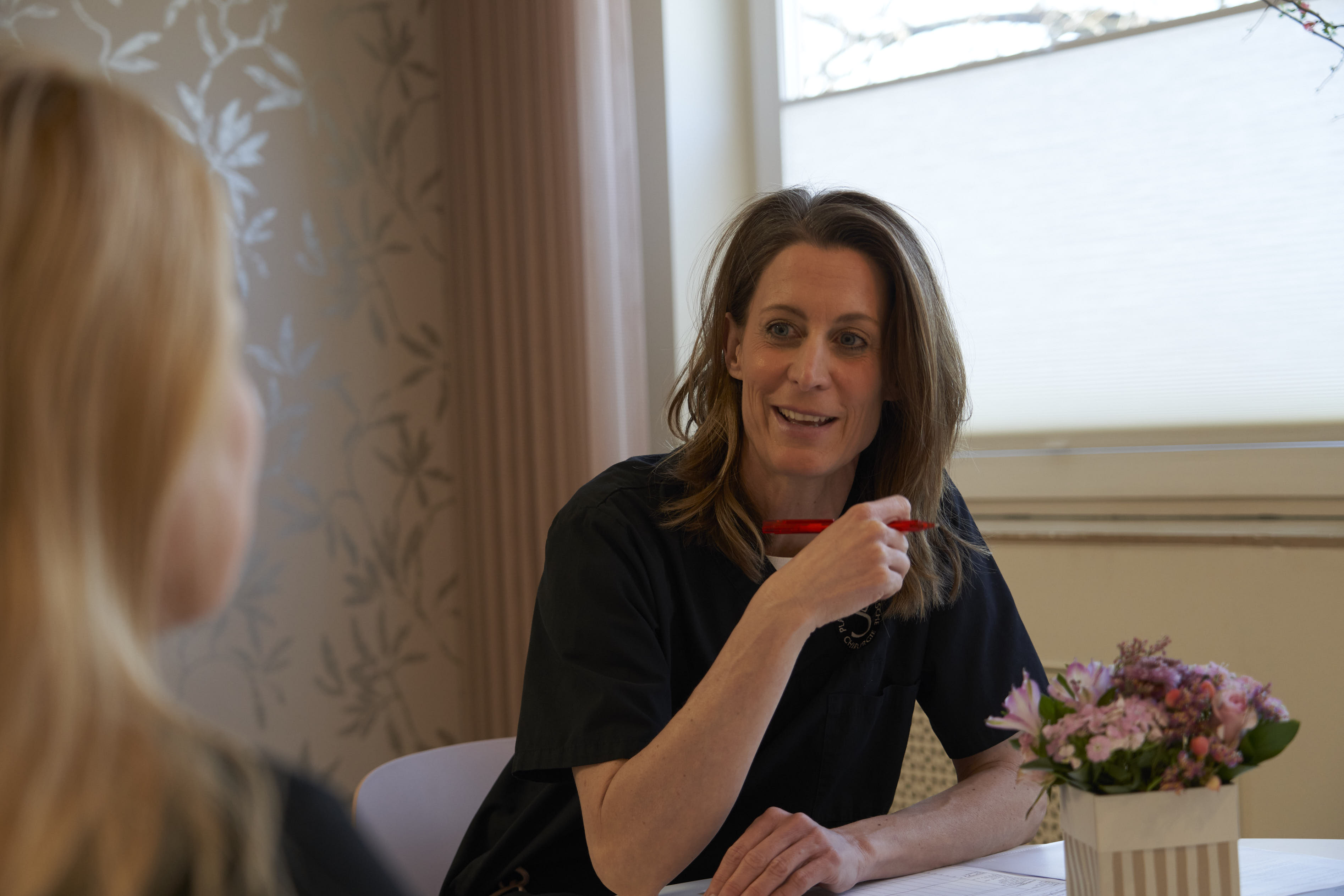 Fachärztin Johanna Weiland im persönlichen Beratungsgespräch zur Vorbereitung auf die ambulante Anästhesie.