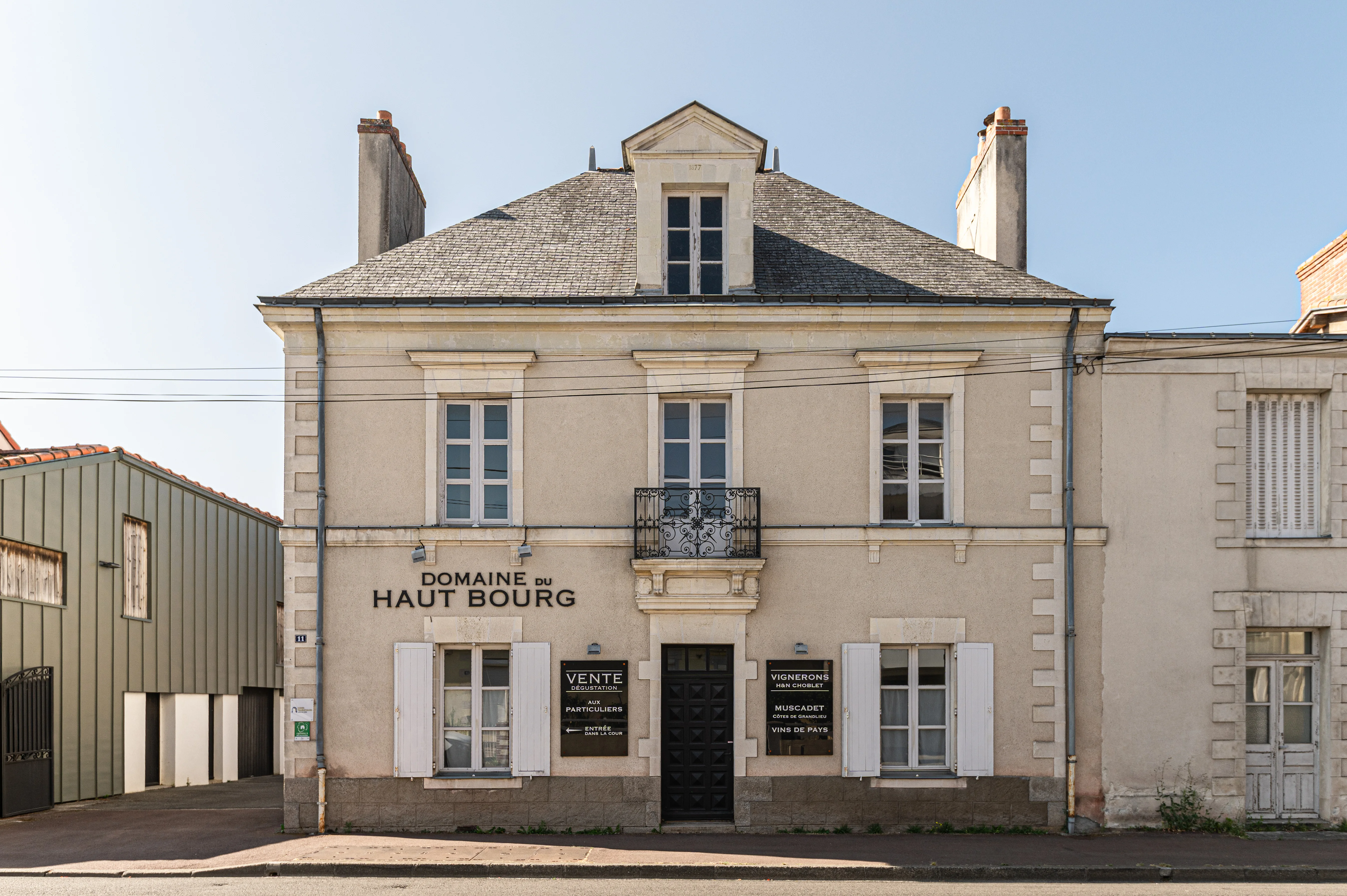 Les vignerons du Domaine du Haut Bourg dans le chai, devant les cuves inox