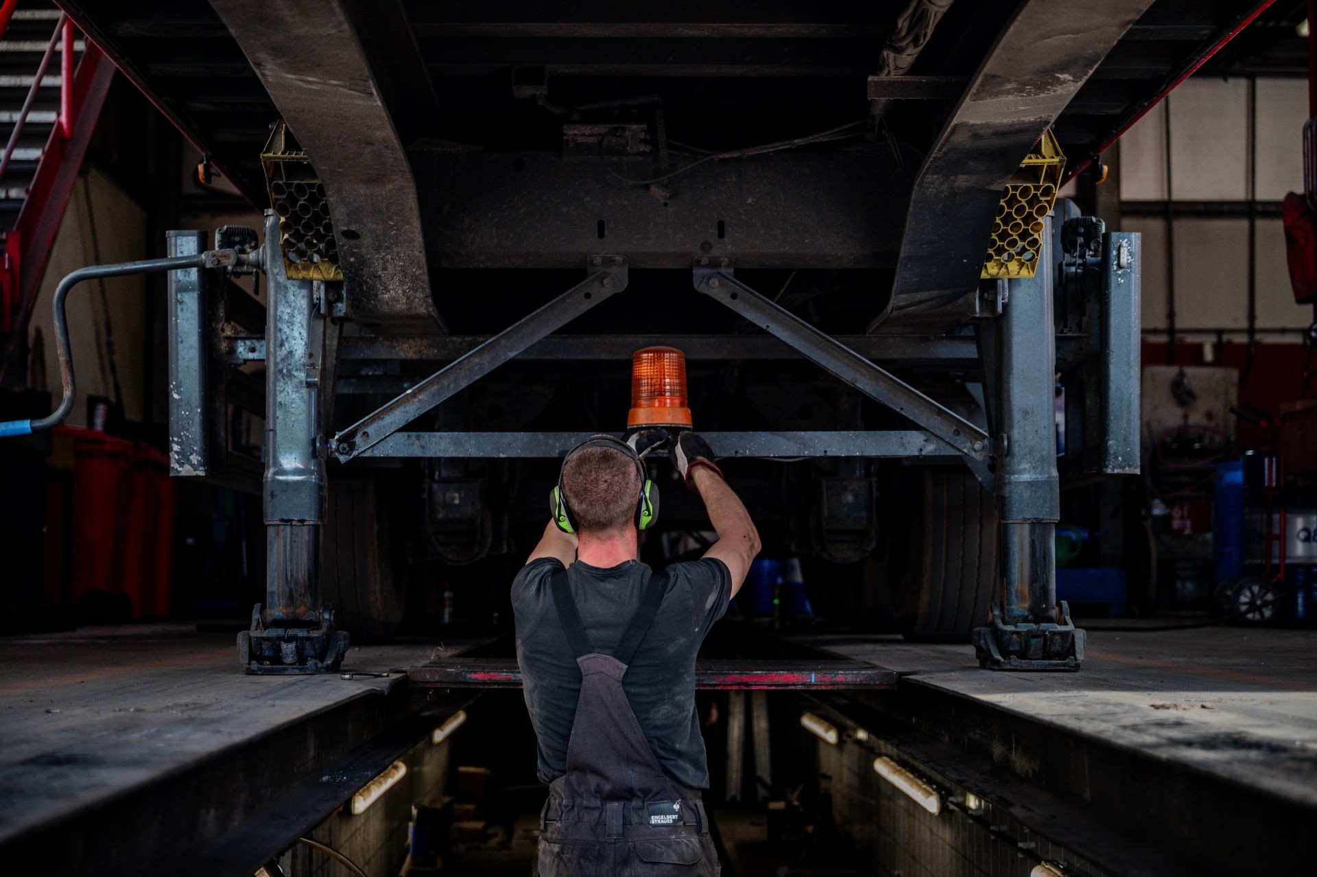 Monteur in werkplaats post en handel transport