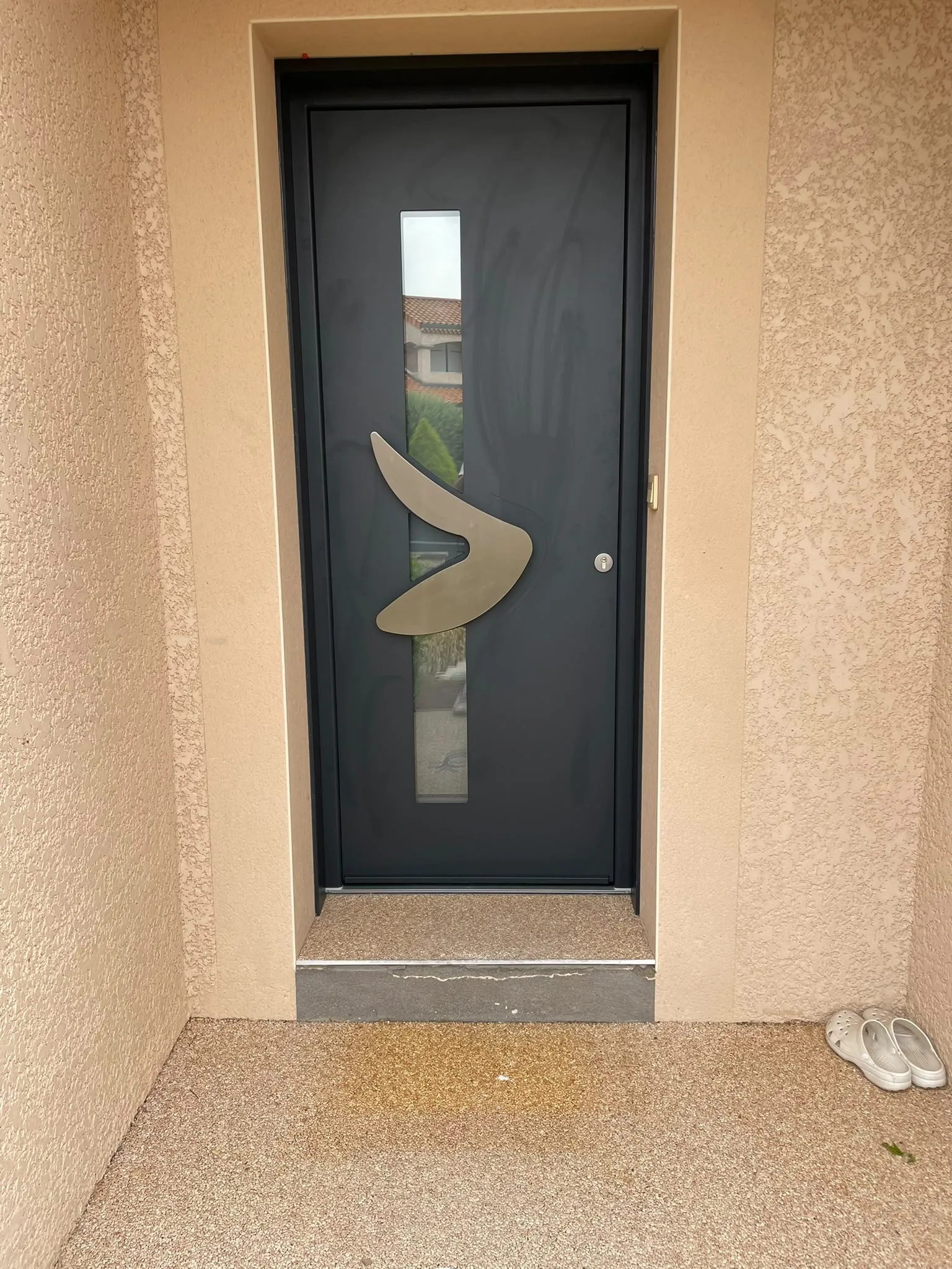 Porte d’entrée sombre vue depuis une pièce claire — AFermetures