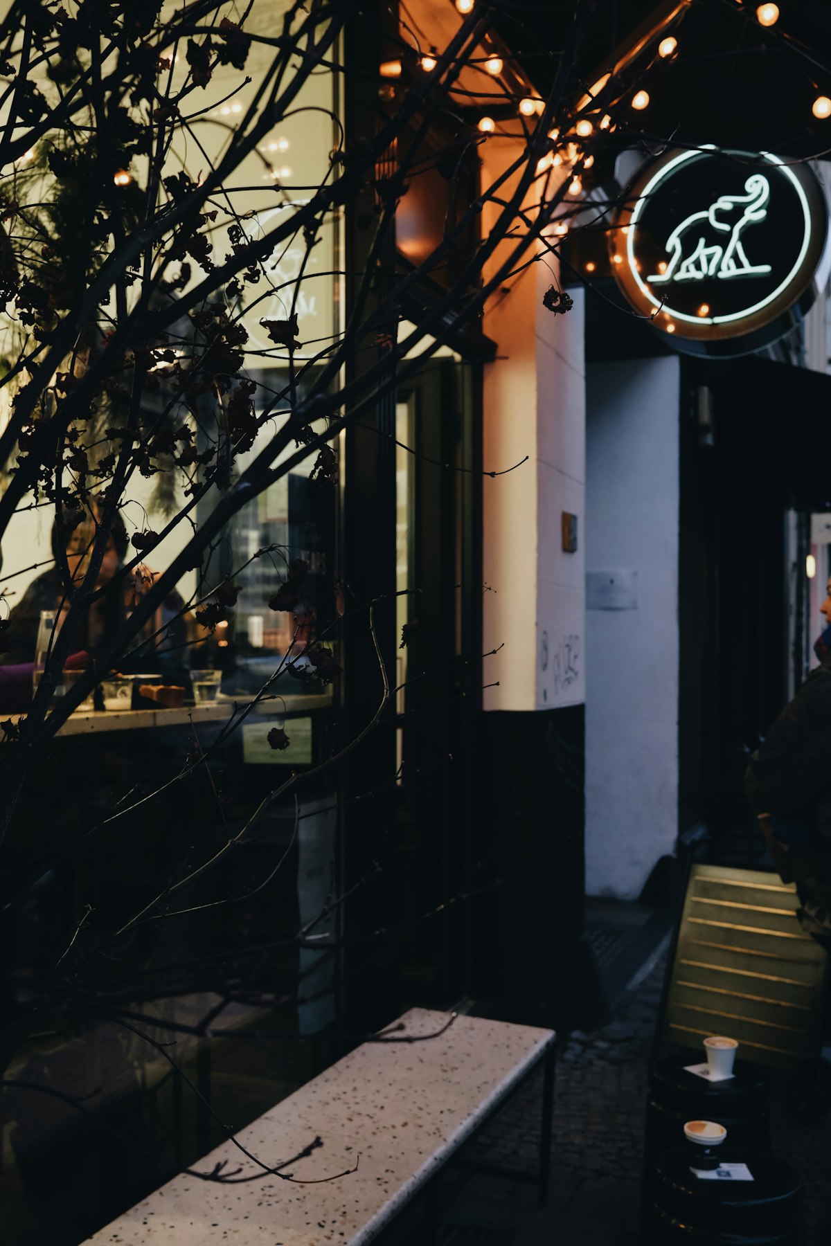 Persona sentada en una mesa frente a un restaurante