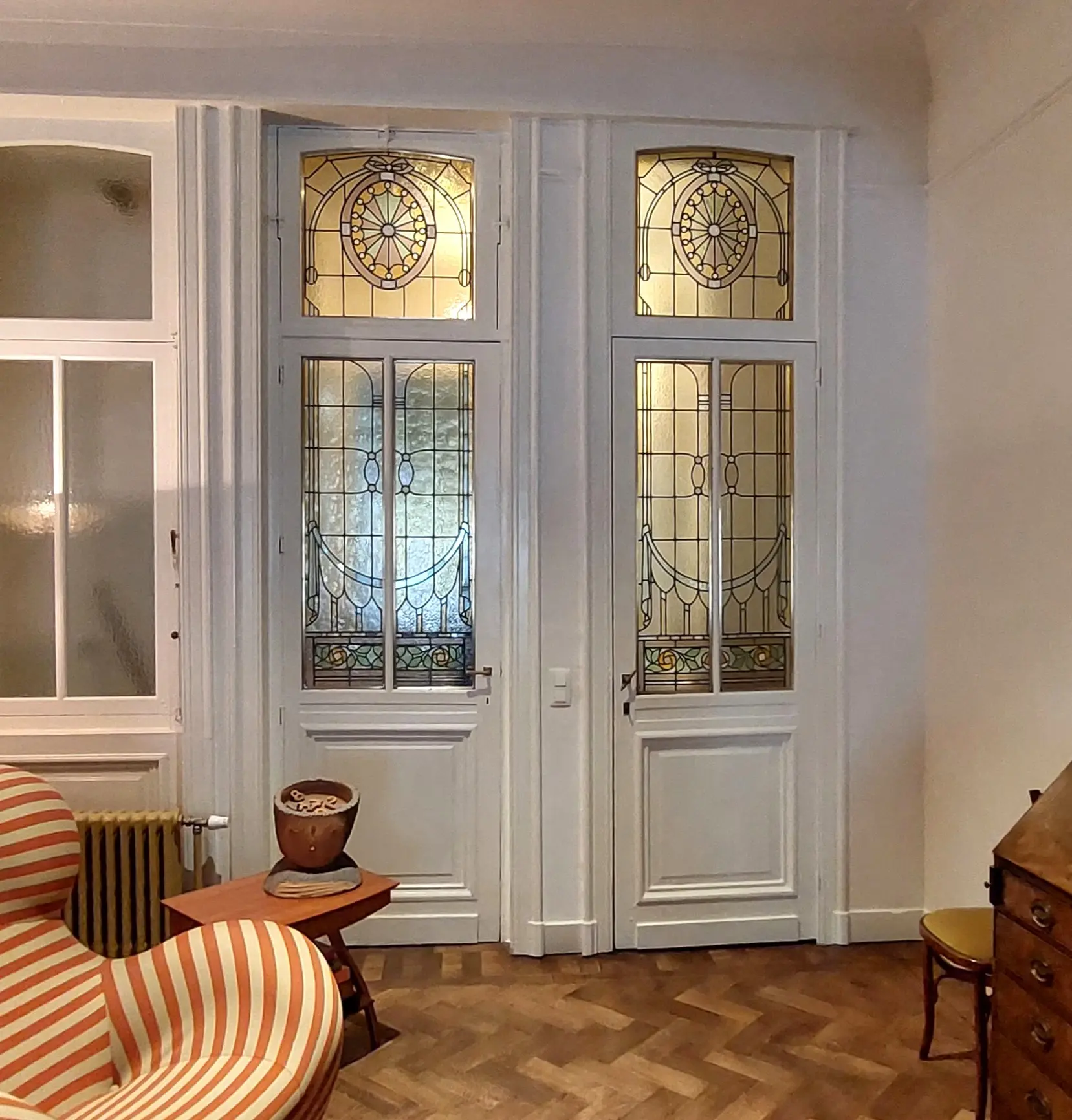 Origineel en nieuw gemaakt (links) Art-Nouveau glas in lood deurpanelen voor een herewoning in Antwerpen