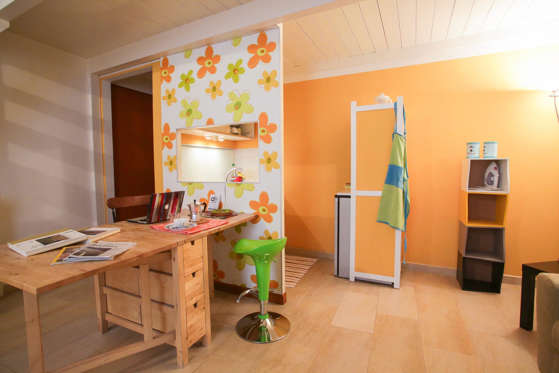 Immagine del tavolo da pranzo e cucina