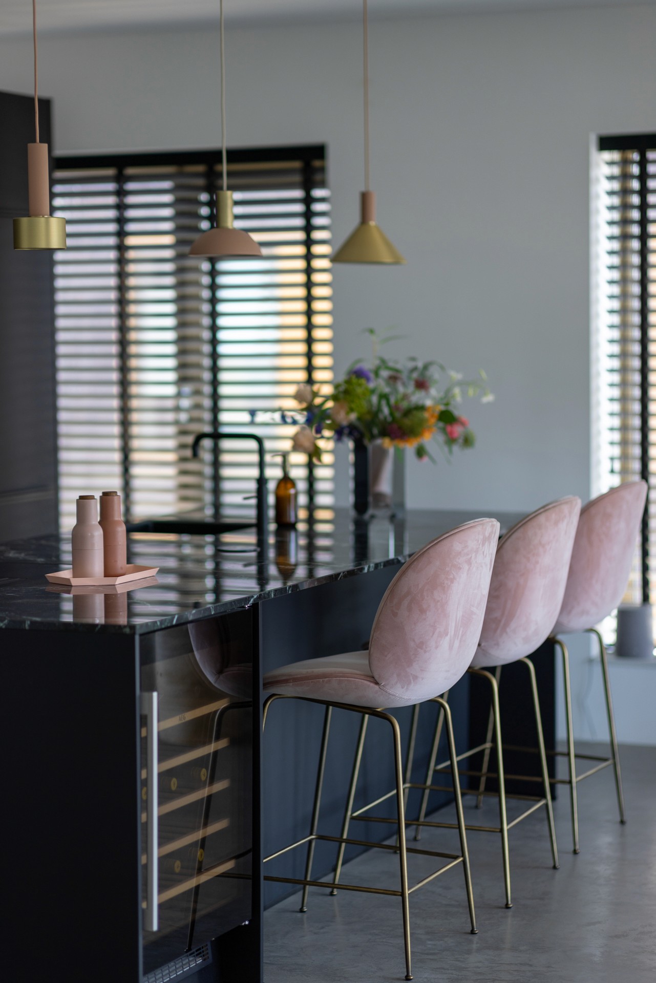 FLOW- Nassaukade - Social-40-beetle_barkruk_barstoel__gubi_hanglampen_ferm living_flow_lab_rotterdam