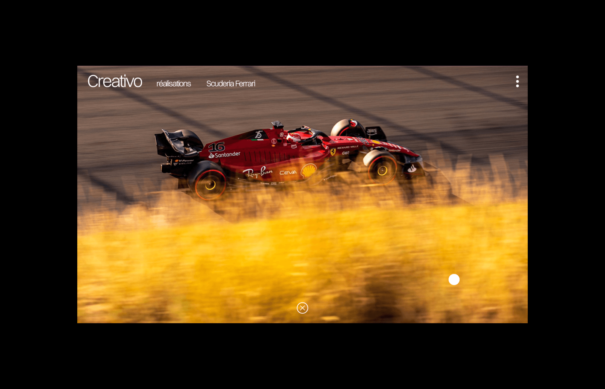 Voiture de Course Ferrari dans la végétation sur le site web de Creativo