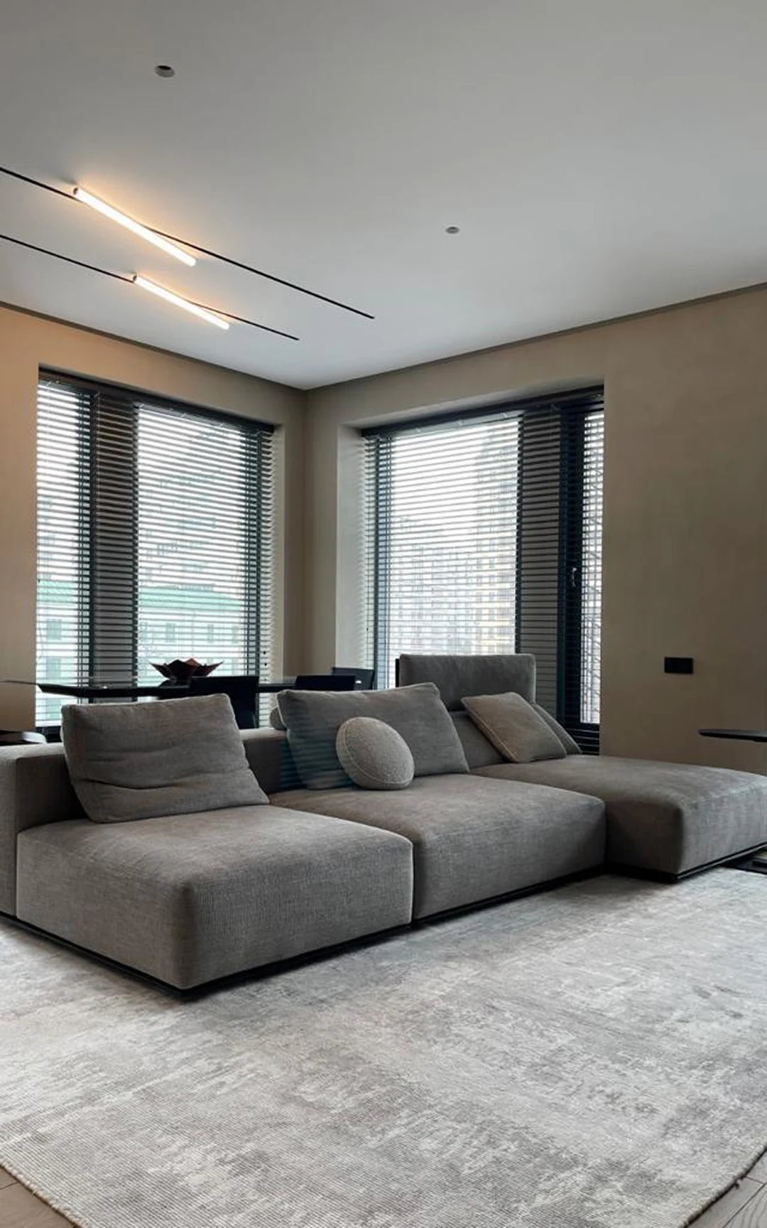 Détail — texture de pierre adoucie avec lumière rasante.