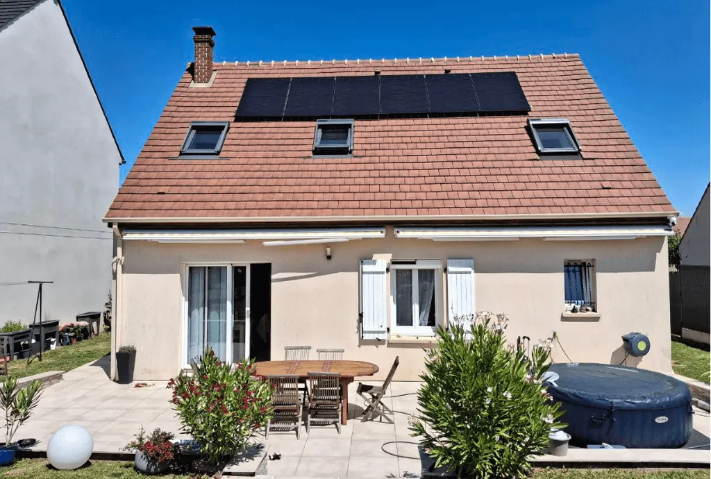 Photo d'une maison à Nanteuil-le-Haudouin dans les Hauts-de-France équipée de panneaux photovoltaïques et d'une batterie virtuelle dont l'installation a été faite par Solarock.