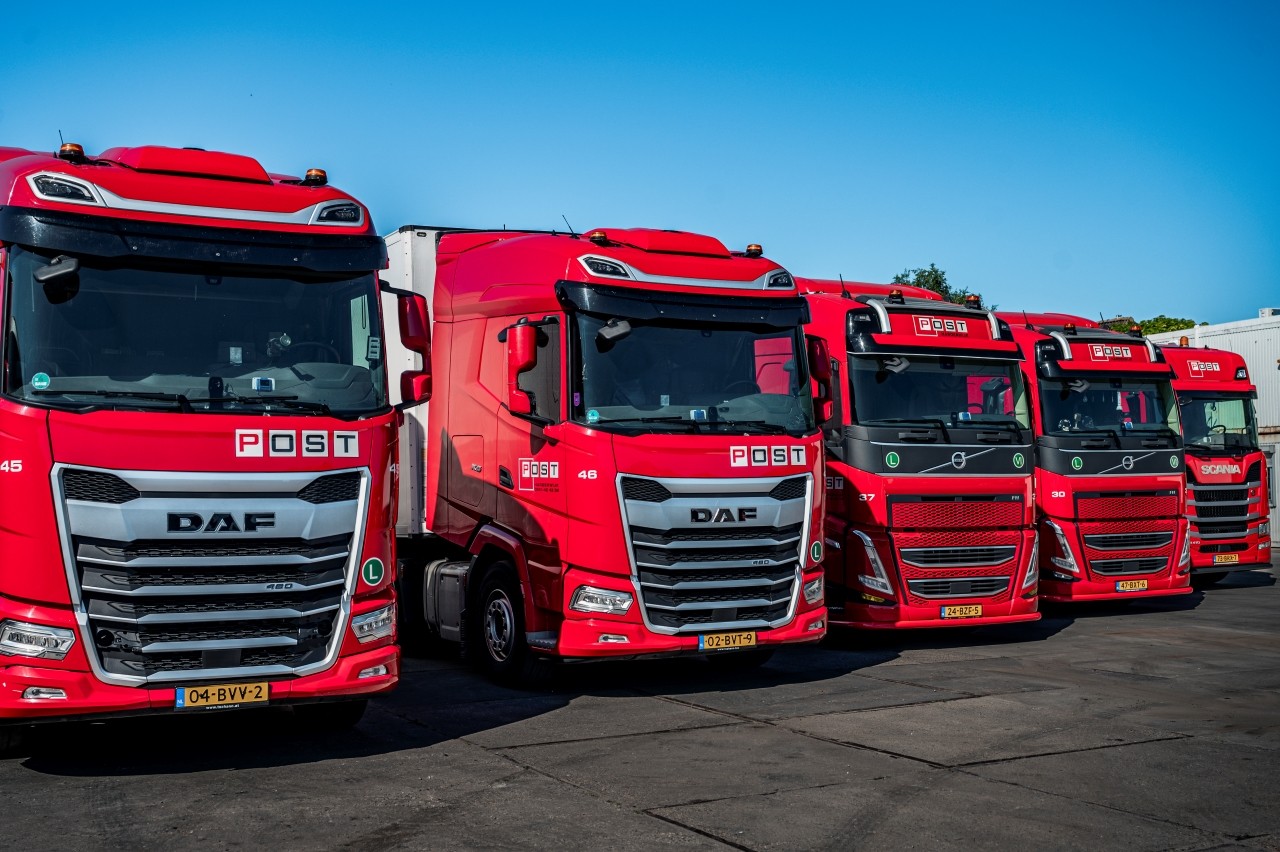 Diverse soorten vrachwagens van post handel en transport