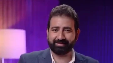 المهندس يوسف م. عزيز يناقش لوحات التوجه البصري داخل استوديو AIS