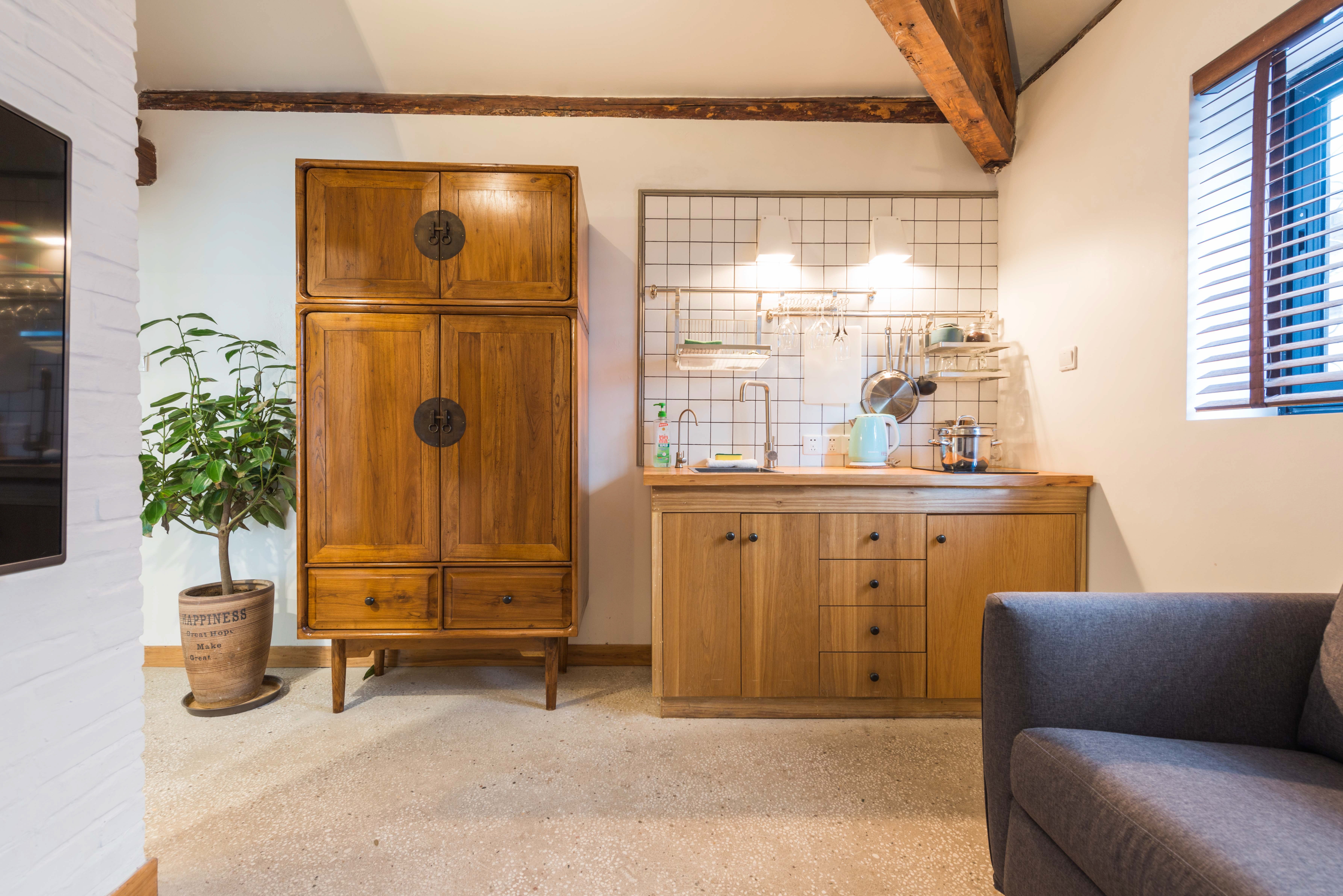 Separate lounge and loft sleeping zones in Residence 68