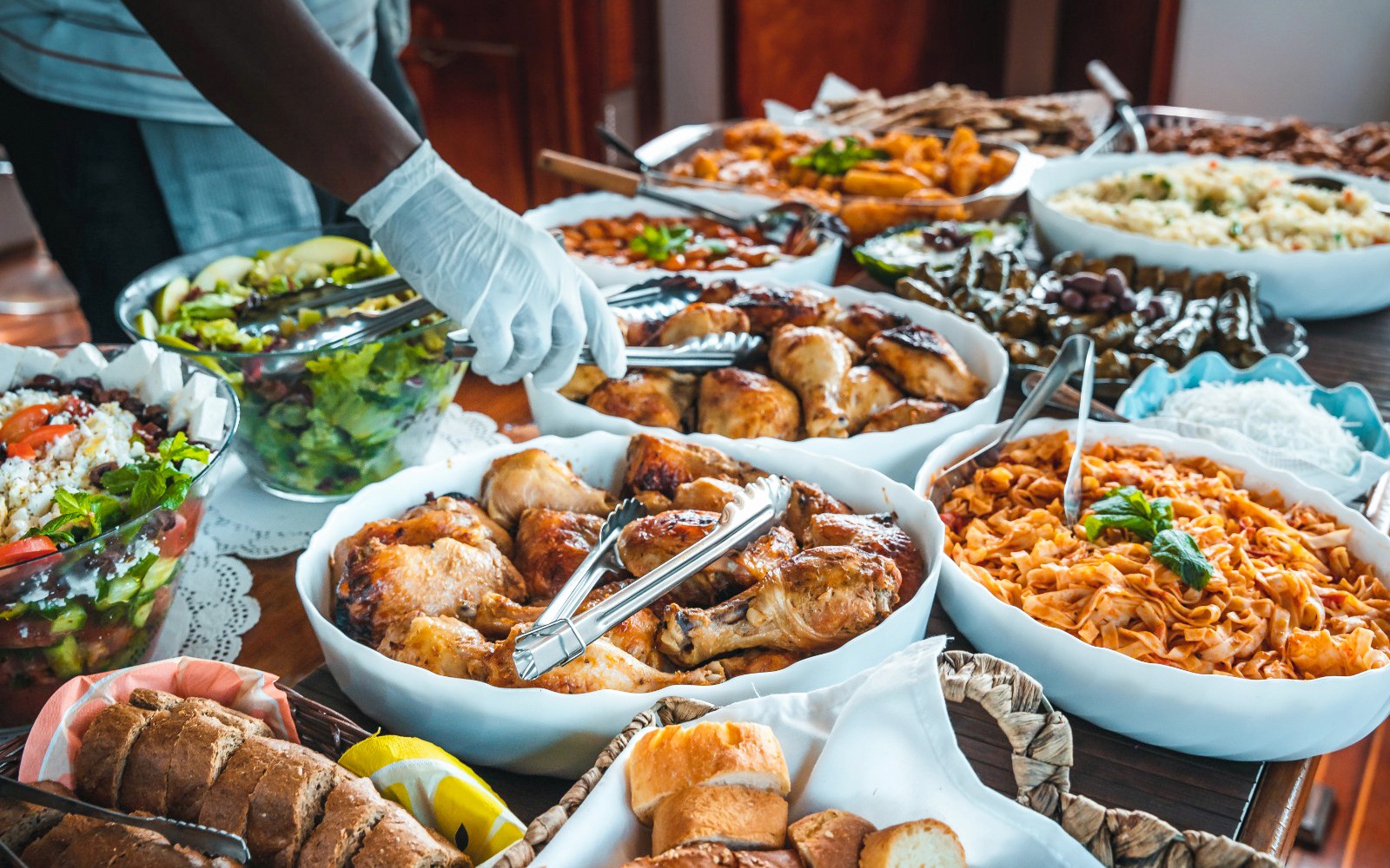 Goście rejsu cieszą się greckim jedzeniem podczas śródziemnomorskiej podróży w pobliżu Agistri, Moni i Aeginy.