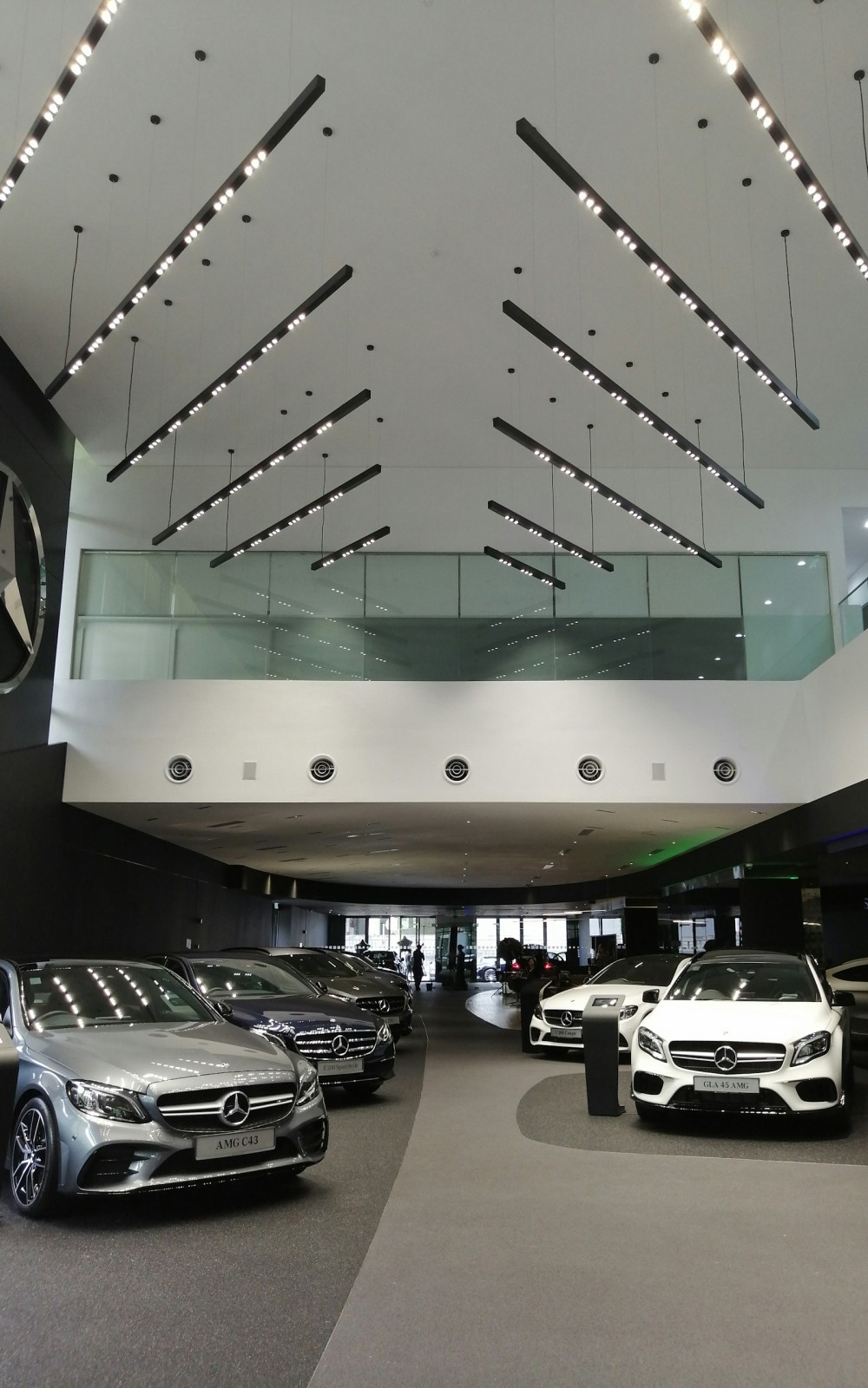 HM Autohaus Vechta Bild Showroom links