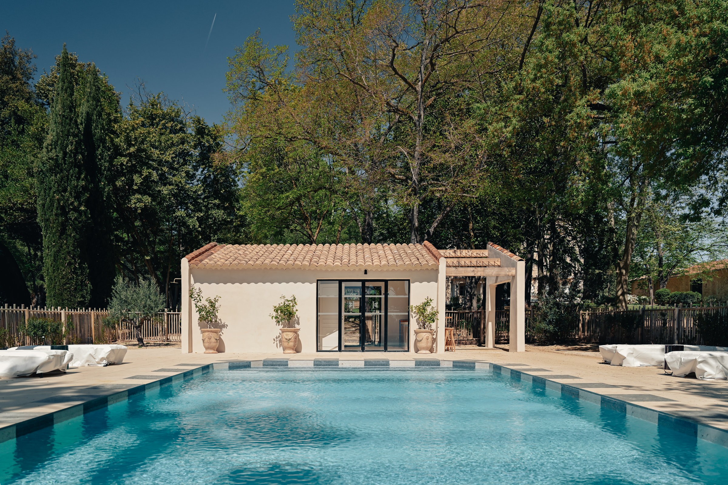 pool house contemporain, cuisine d'été, espace de vie extérieur, architecture extérieure, aménagement extérieur haut de gamme, maison méditerranéenne, art de vivre en extérieur, architecture et paysage, projet sur mesure, extérieur de prestige, habitat ouvert sur le jardin, lieu de convivialité, réception en plein air.  pool house avec piscine, maison de piscine, pavillon de jardin, espace détente extérieur, architecture paysagère, espace multifonction, salon d'été, lieu de rassemblement, architecture méditerranéenne contemporaine, confort extérieur, espace bien-être, extension légère.  cuisine d'été sur mesure, cuisine extérieure, cuisine outdoor, espace repas extérieur, salle à manger d'été, cuisine ouverte sur le jardin, cuisine de réception, espace de partage, cuisine familiale extérieure, art de recevoir, aménagement extérieur personnalisé, cuisine conviviale.  piscine contemporaine, piscine paysagère, bassin de nage, maison avec piscine, terrasse piscine, plage de piscine, bains de soleil, transats, espace détente, jardin avec piscine, extérieur de prestige, art de vivre méditerranéen, piscine familiale.  terrasse méditerranéenne, terrasse en pierre naturelle, terrasse de réception, espace lounge extérieur, mobilier extérieur, réception familiale, lieu de partage, extérieur contemporain, aménagement paysager, confort résidentiel haut de gamme, vie en plein air.  pergola contemporaine, pergola bioclimatique, pergola végétalisée, structure ombragée, protection solaire, ombrage naturel, filtre solaire, confort d'été, terrasse couverte, espace extérieur protégé, architecture climatique, habitat adapté au sud.  vie dedans dehors, continuité intérieur extérieur, relation intérieur extérieur, maison ouverte sur le jardin, réception extérieure, espace de convivialité, habitat méditerranéen, qualité de vie, architecture ouverte, confort extérieur, expérience de vie en plein air.  végétation méditerranéenne, jardin paysager, grands arbres, nature omniprésente, paysage naturel, architecture végétale, biodiversité, intégration paysagère, îlot de fraîcheur, cadre de vie apaisant, jardin de prestige, environnement préservé.  pool house en pierre, architecture provençale contemporaine, toiture en tuiles, façade enduite, architecture régionale, patrimoine méditerranéen, matériaux naturels, élégance intemporelle, architecture sobre, dialogue entre tradition et modernité.  bar extérieur, comptoir sur mesure, réception en extérieur, espace lounge, lieu de rencontre, convivialité, hospitalité, architecture de loisirs, expérience utilisateur, espace événementiel privé, maison pensée pour recevoir.  fraîcheur naturelle, confort d'été, microclimat, architecture bioclimatique, protection contre la chaleur, végétation d'ombrage, piscine rafraîchissante, qualité environnementale, bien-être extérieur, architecture adaptée au climat méditerranéen.  architecte Montpellier, architecte d'intérieur Montpellier, aménagement extérieur Montpellier, pool house Montpellier, cuisine d'été Montpellier, architecture paysagère Montpellier, architecte Hérault, villa contemporaine Montpellier.  architecte Nîmes, pool house Nîmes, cuisine d'été Nîmes, aménagement extérieur Nîmes, architecte Gard.  architecte Perpignan, pool house Perpignan, cuisine d'été Perpignan, aménagement extérieur Perpignan, architecte Pyrénées-Orientales.  architecte Occitanie, pool house contemporain, cuisine d'été sur mesure, espace de vie extérieur, pergola bioclimatique, terrasse méditerranéenne, piscine paysagère, vie dedans dehors, architecture méditerranéenne, architecture et paysage, réception en extérieur, jardin méditerranéen, aménagement extérieur haut de gamme, villa contemporaine, art de vivre en plein air, projet architectural sur mesure, extérieur de prestige, maison avec piscine et pool house.