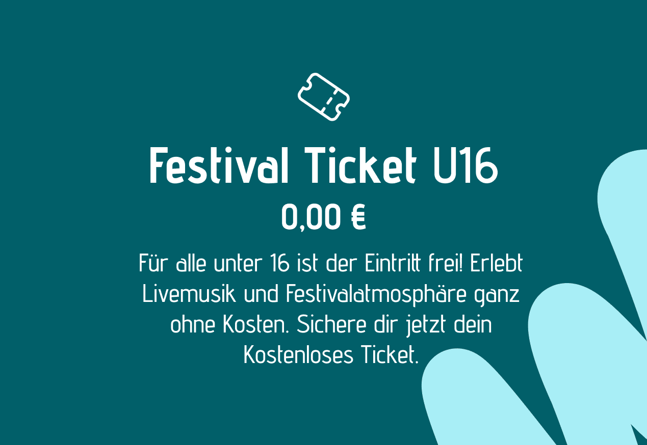 Grafik in Petrol-Grün mit einem Ticket-Symbol und dem Text: ‚Festival Ticket U16 – 0,00 €‘ gefolgt von ‚Für alle unter 16 ist der Eintritt frei! Erlebt Livemusik und Festivalatmosphäre ganz ohne Kosten. Sichere dir jetzt dein kostenloses Ticket.‘ Rechts unten abstrakte, hellblaue Formen.