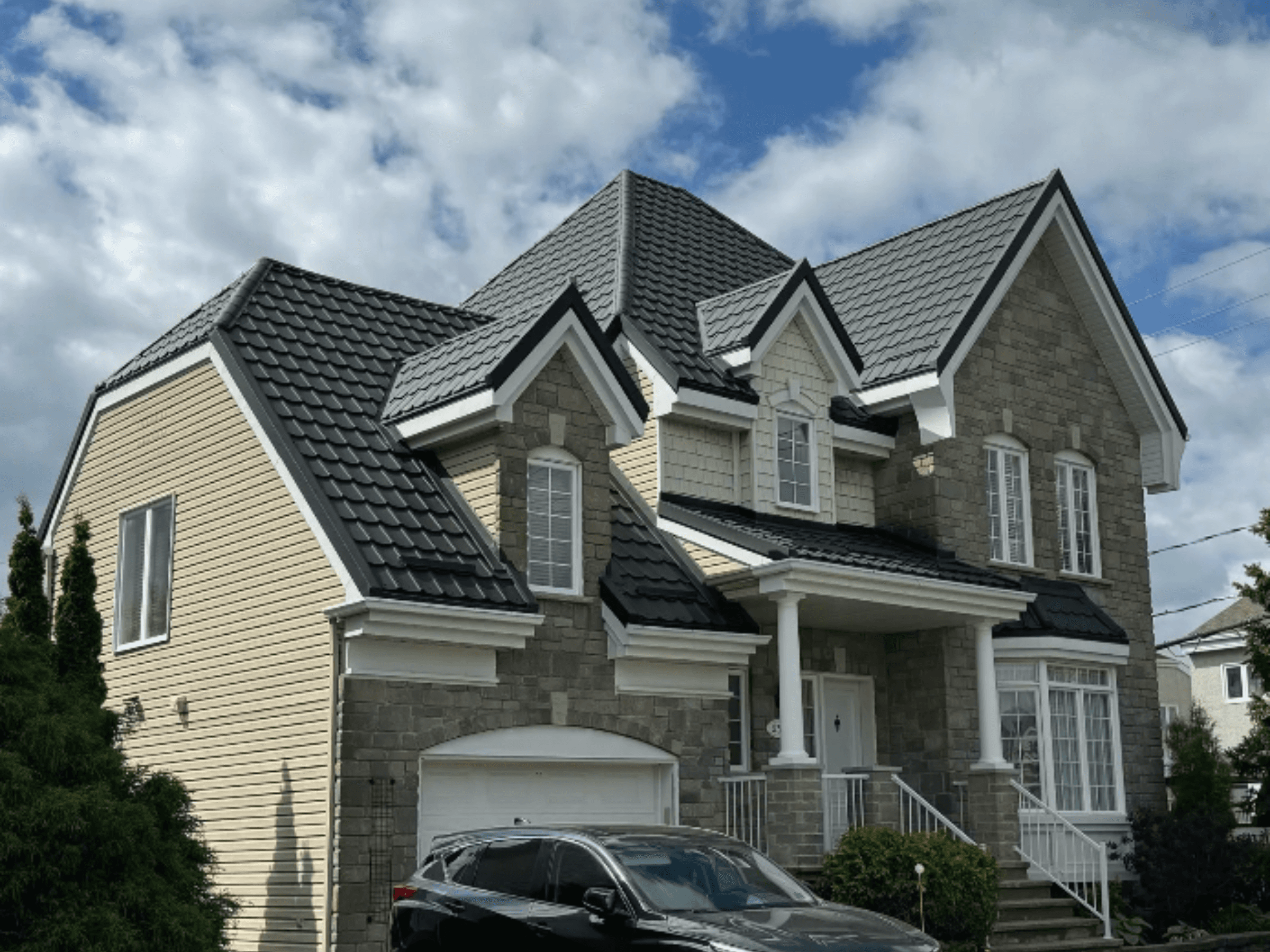  Résidence deux étages avec toiture métallique charbon - finition impeccable