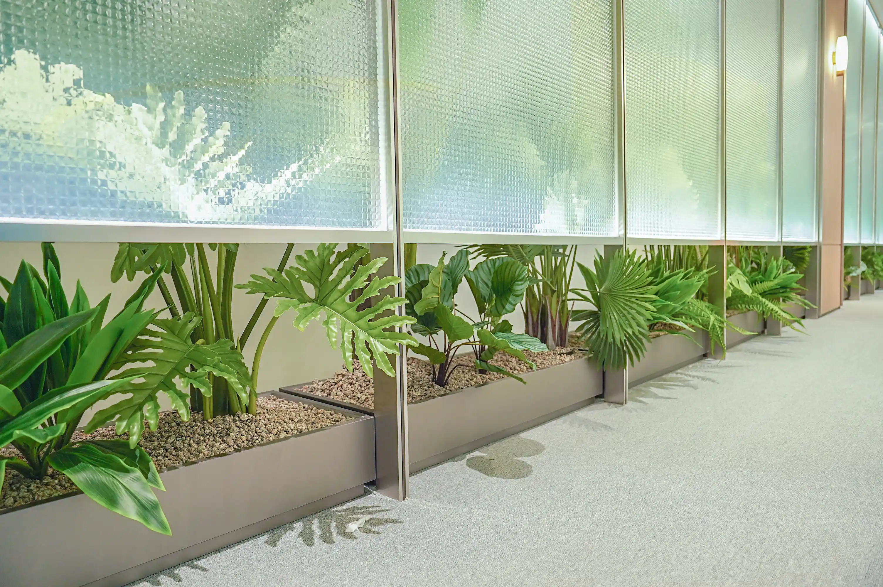 사옥 복도 플랜터 라인 생화 조화 병행 실내 조경 클로즈업