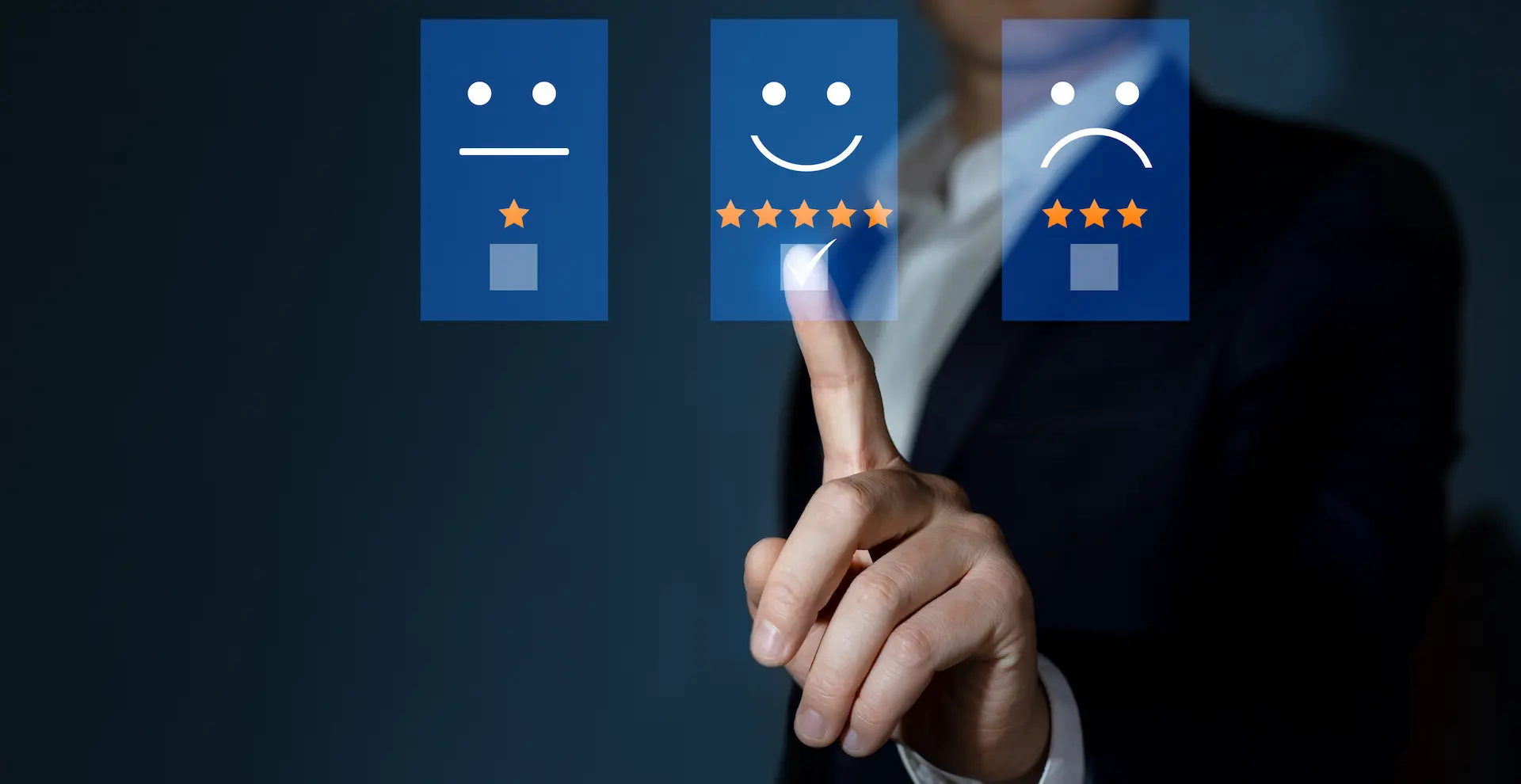 Hand wählt virtuelles Emoji aus als Symbol für Strategie und Positionierung