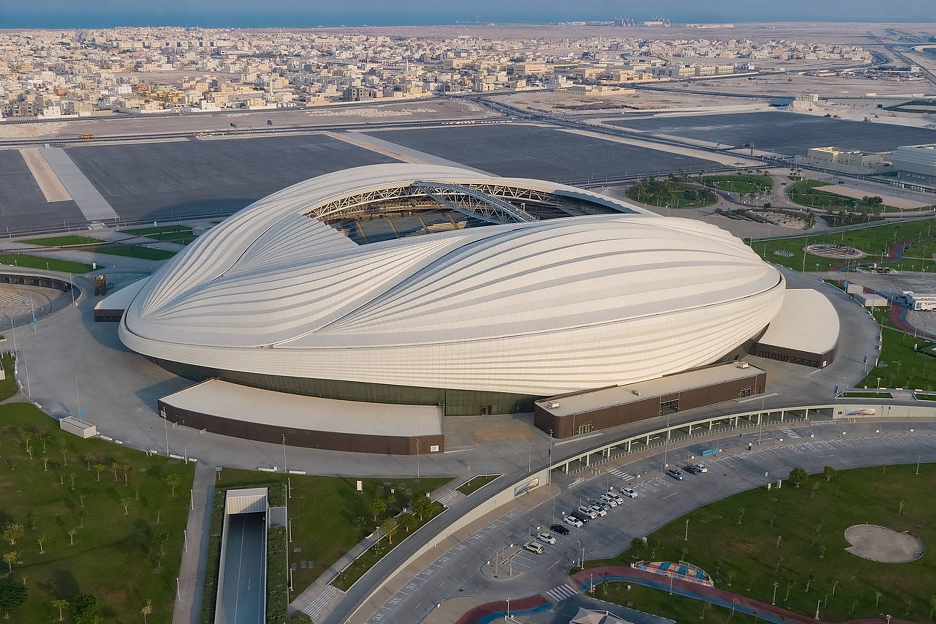 Le stade Al Janoub, à Al Wakrah, vu du ciel : le toit blanc en coques de dhow retournées dessiné par Zaha Hadid