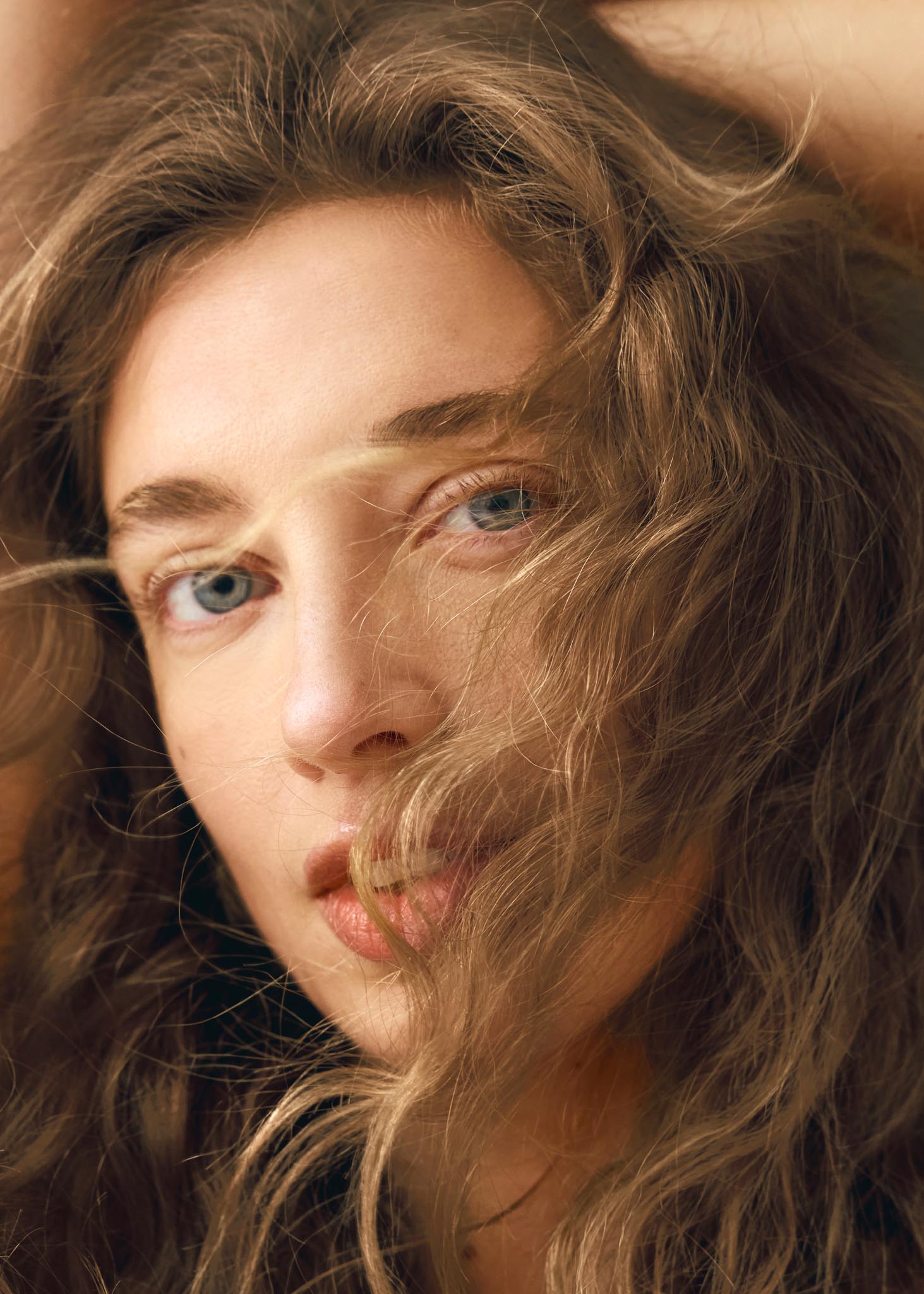 portrait de femme les yeux fermés