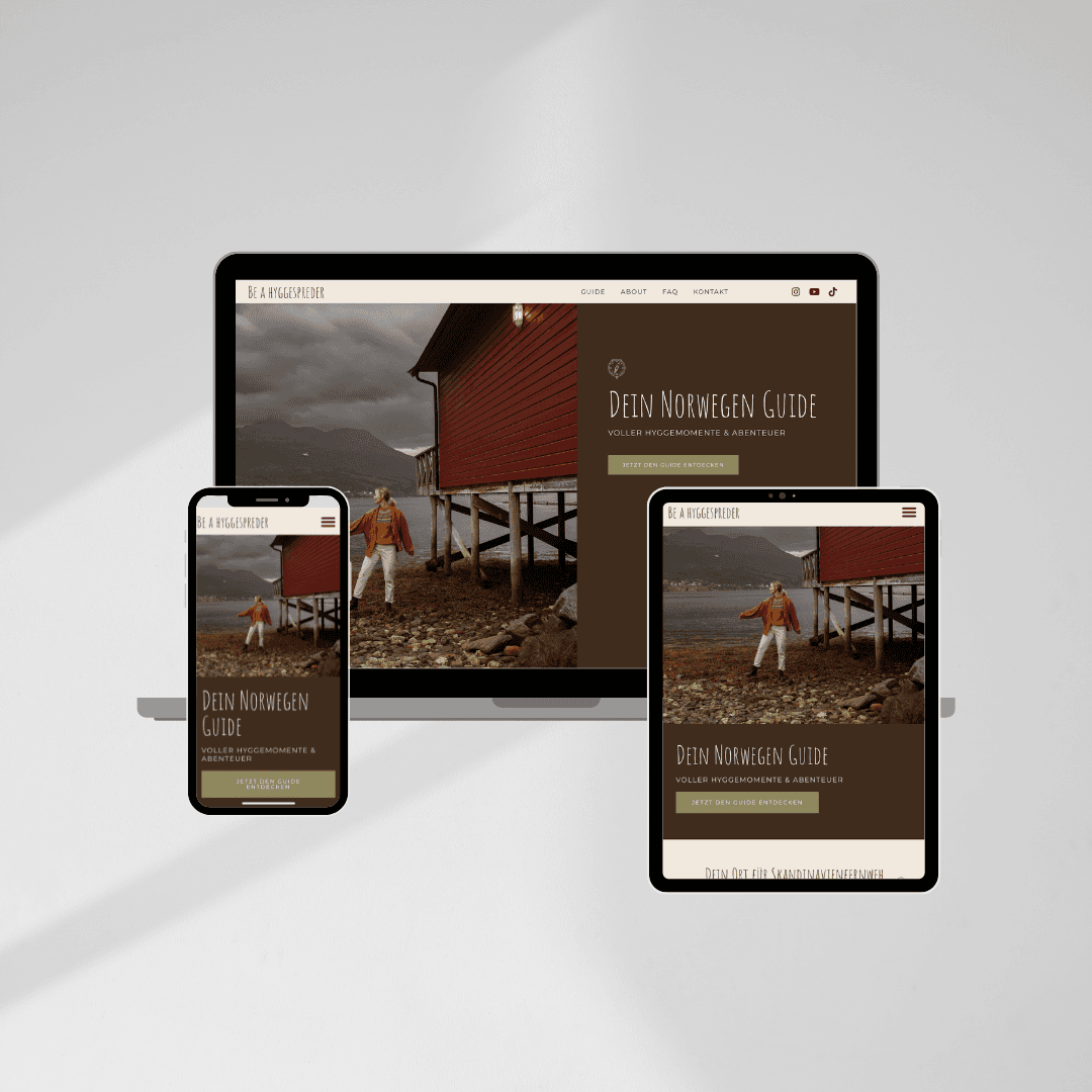 Mockup einer von OHNORD studio aus Straubing designeten Website für eine Kundin aus Schweden. Die Website ist auf allen 3 Devices zu sehen, Handy, Mobil, Laptop. Sie ist in dunklem Braun gehalten, mit Bildern aus dem Norden