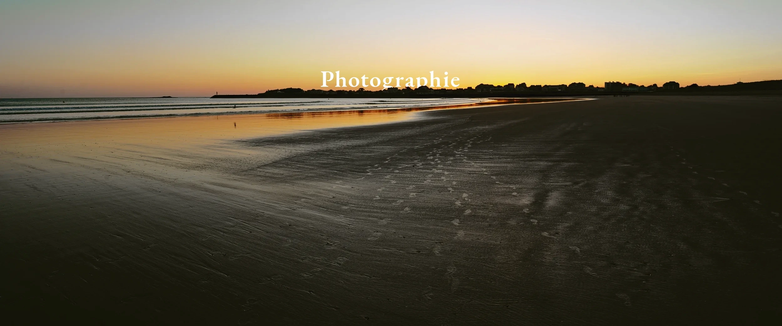 Pghotographie magnifique de Saint-Gilles Croix de Vie avec un coucher de soleil orange se reflétant sur le sable rendu noir par la luminosité parfaite