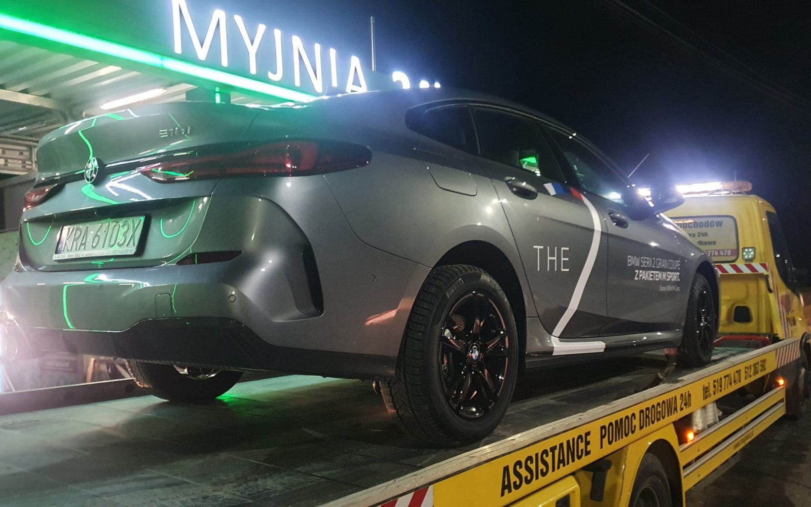 Pomoc drogowa po kolizji – uszkodzony samochód BMW transportowany lawetą nocą