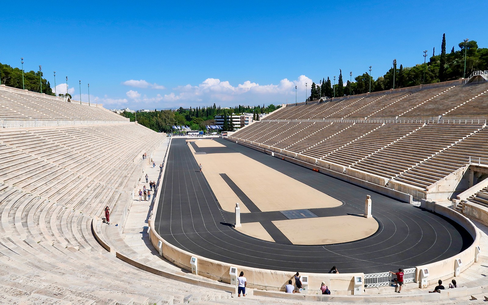 在雅典，希腊的帕纳辛奈克体育场半日私人游期间，观赏赛道和观众席。