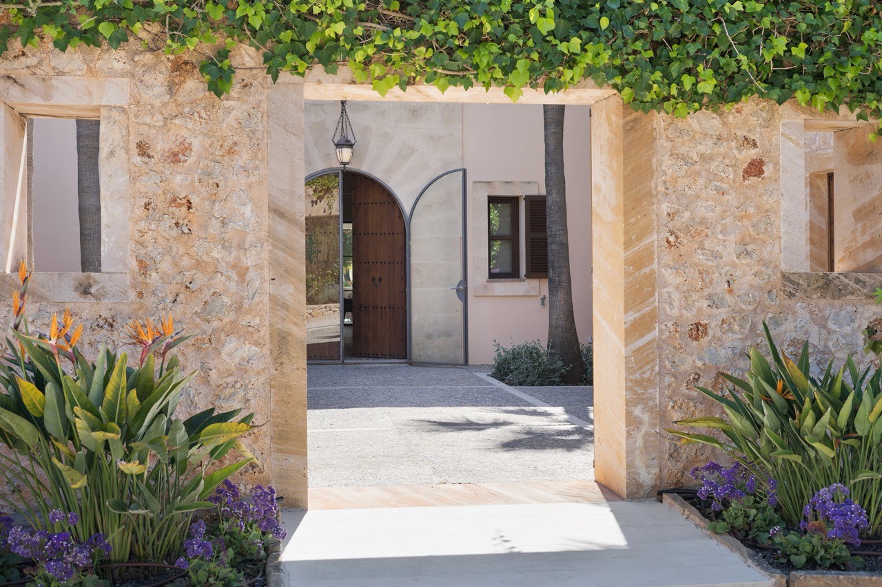 Finca Son Olivo in Santanyí Mallorca mit Natursteinfassade und mediterranem Eingangsbereich
