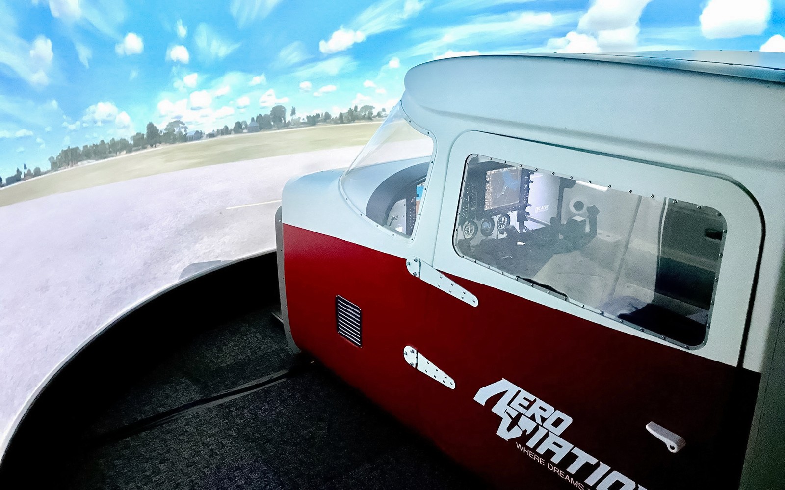 在 Aeroviation 体验100分钟的全程飞行模拟机舱之旅。