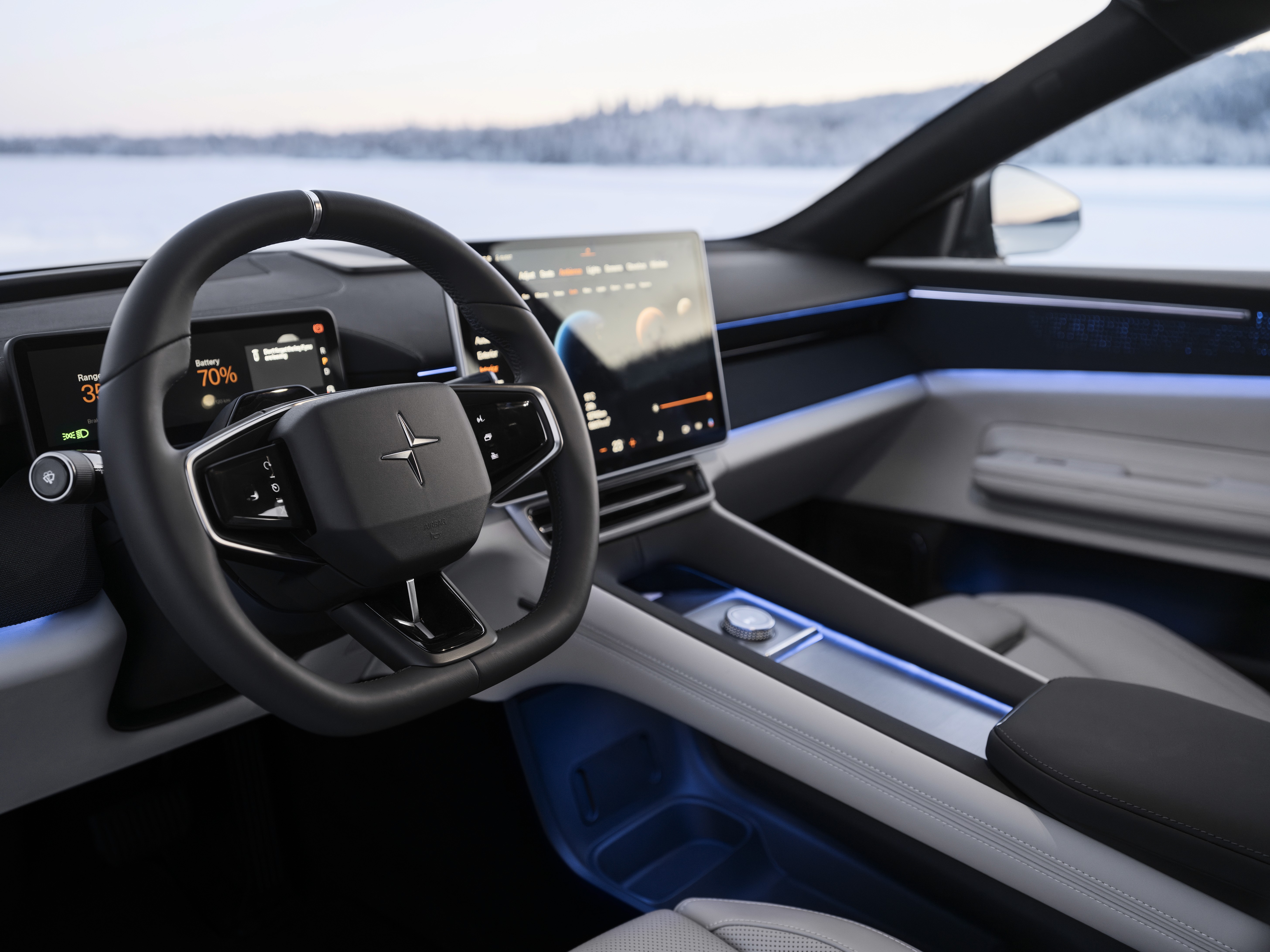 Habitacle de la Polestar 4 avec tableau de bord numérique, écran tactile central et ambiance lumineuse premium