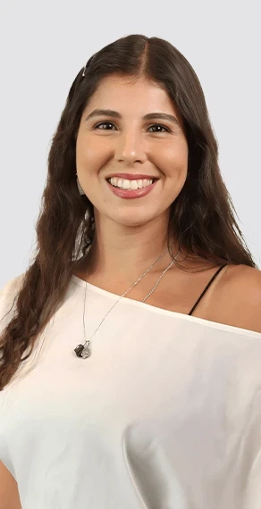 Mulher sorrindo no atendimento