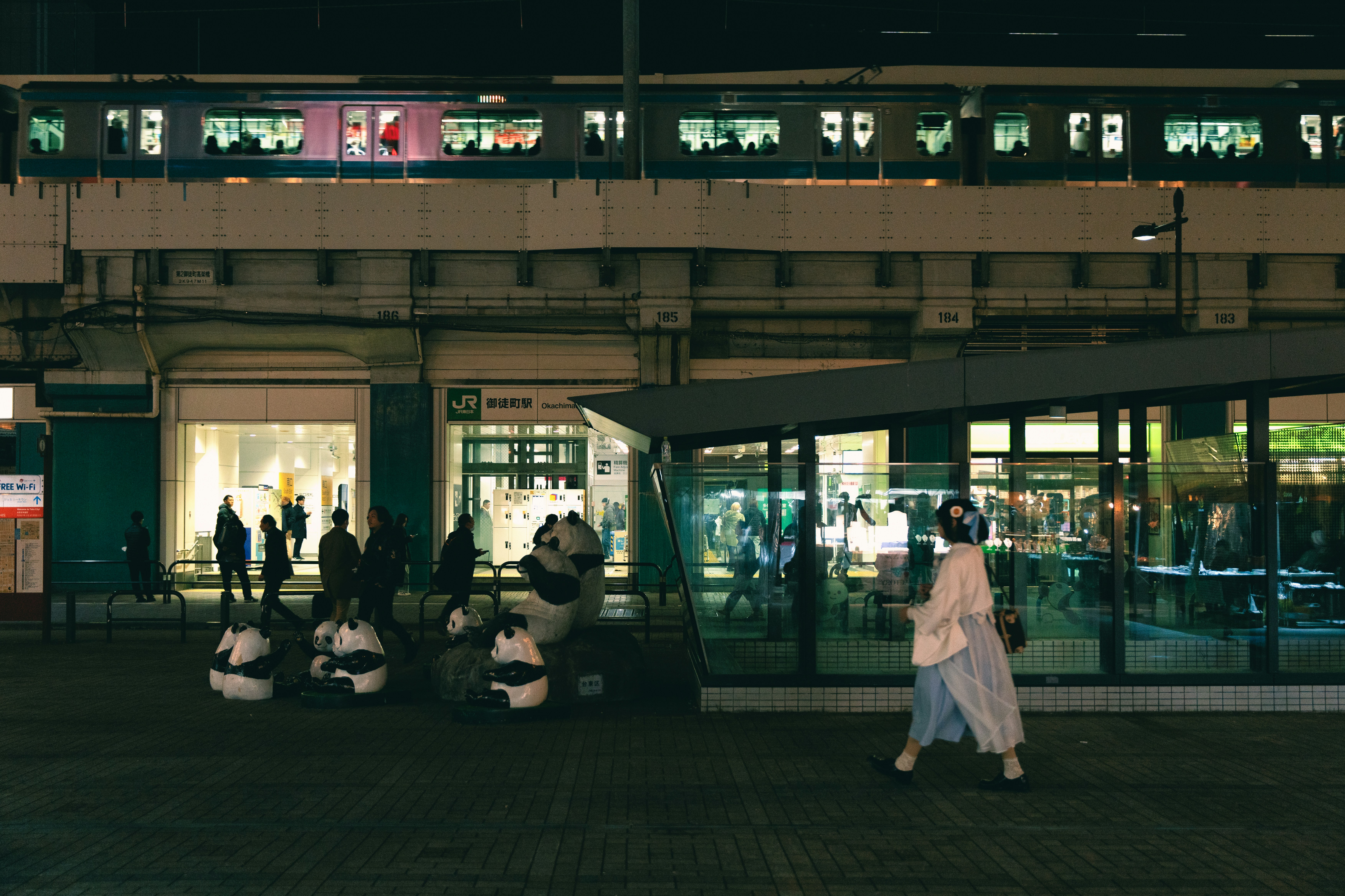 Inside the Mindset of Entrepreneurs Thriving in Volatile Markets Today