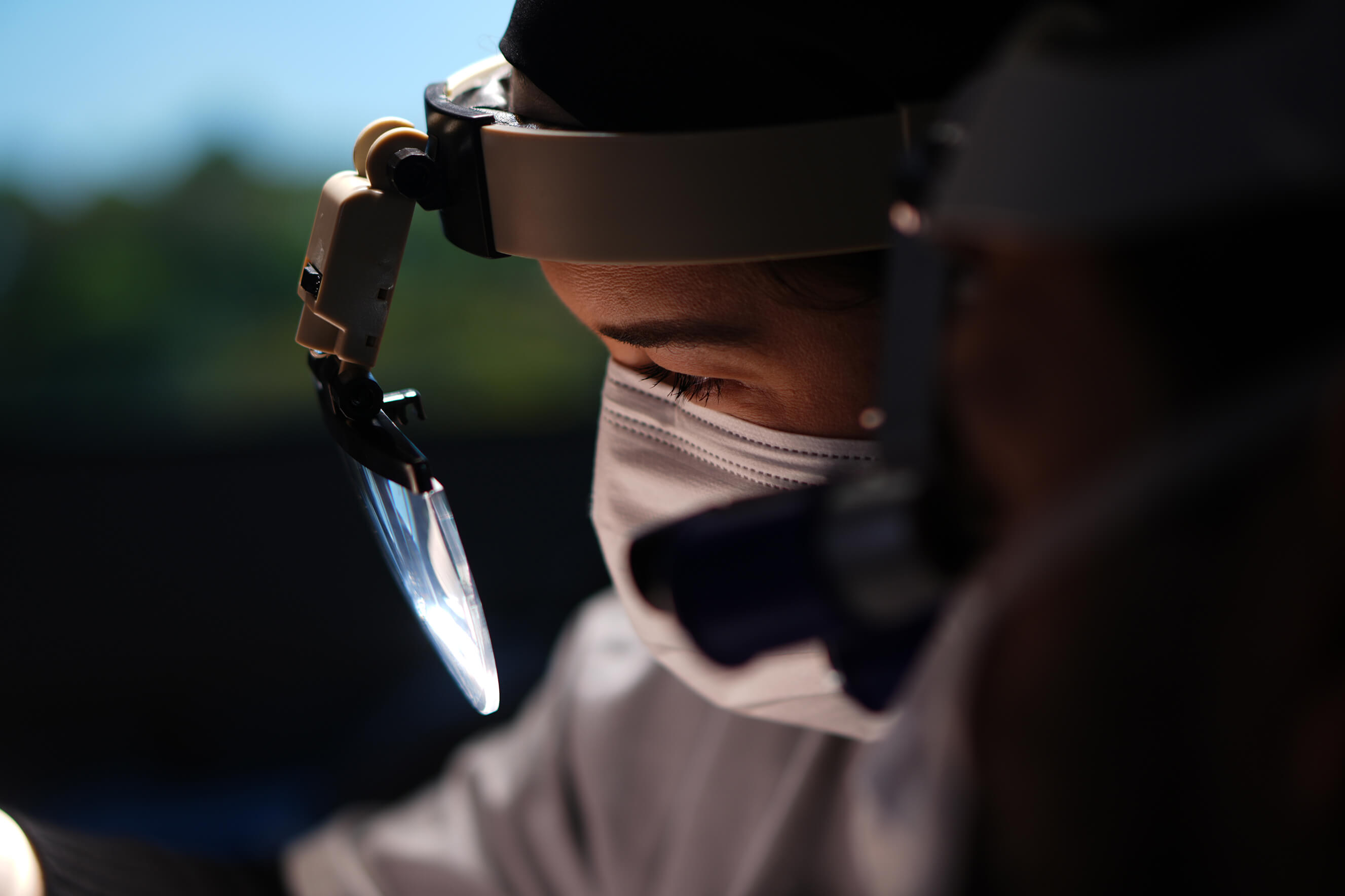 Médica fazendo um transplante capilar. 