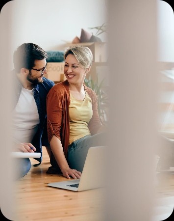 Pareja feliz tras la venta de su inmueble
