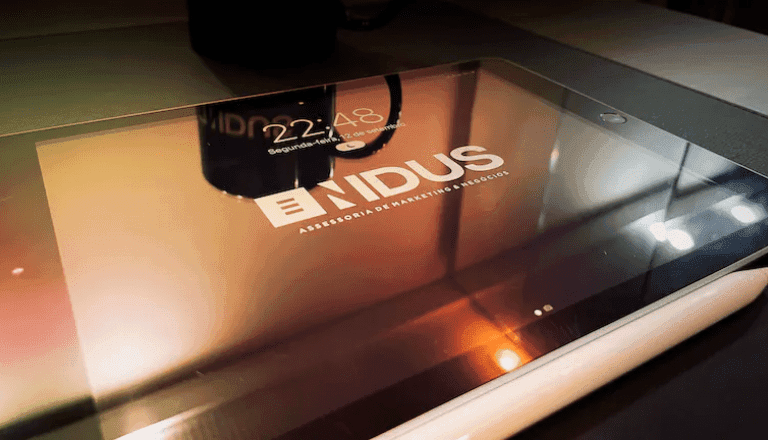 Tablet com plano de fundo da Nidus Marketing