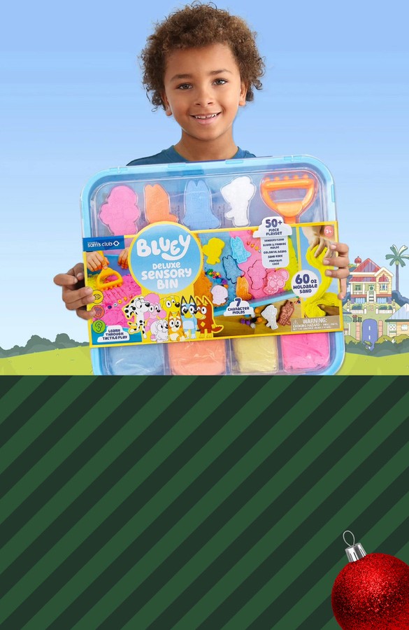 Imagen de una mujer que sonrie con su carrito de compras lleno