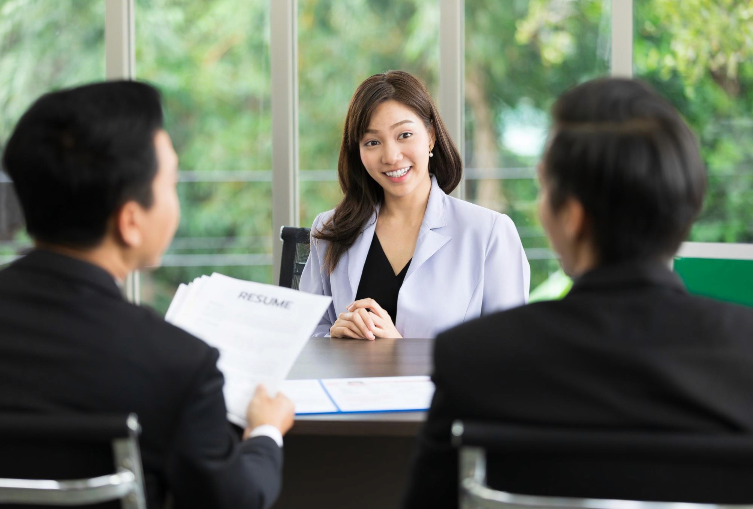 香港商業保險服務的專業顧問正與企業客戶面談，提供獨立的商業保險保障方案。