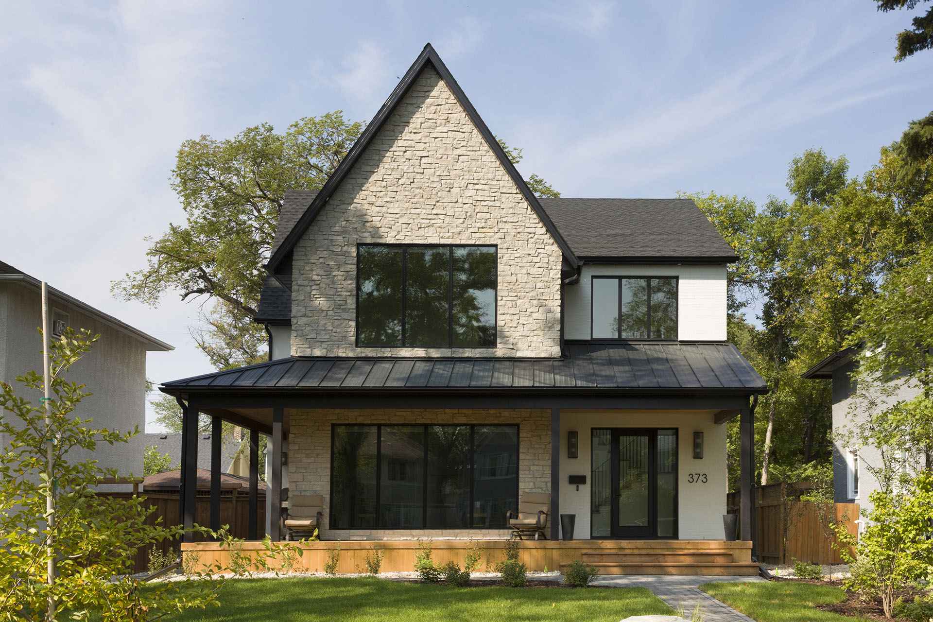 Modern home in Winnipeg with SILEX fiberglass Awning Windows