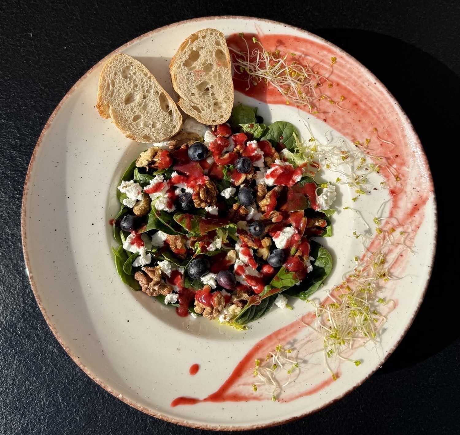 Sałatka w menu cateringowym na przyjęcie rodzinne