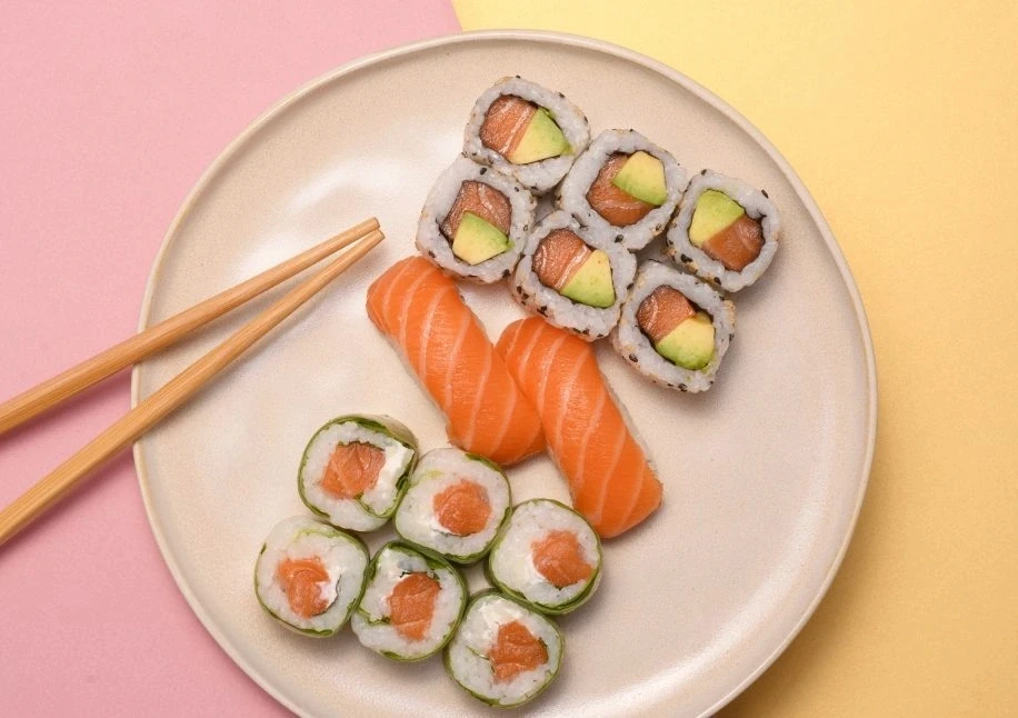 assiette avec sushis et makis...