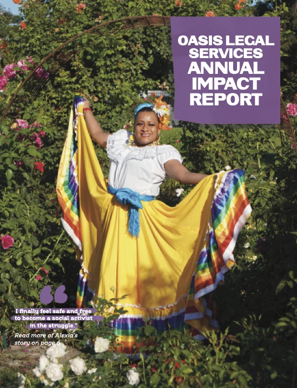 Uma pessoa posa alegremente em um jardim vibrante, vestindo um traje tradicional amarelo e branco com detalhes coloridos, sob uma faixa roxa com os dizeres "Relatório Anual de Impacto da Oasis Legal Services."