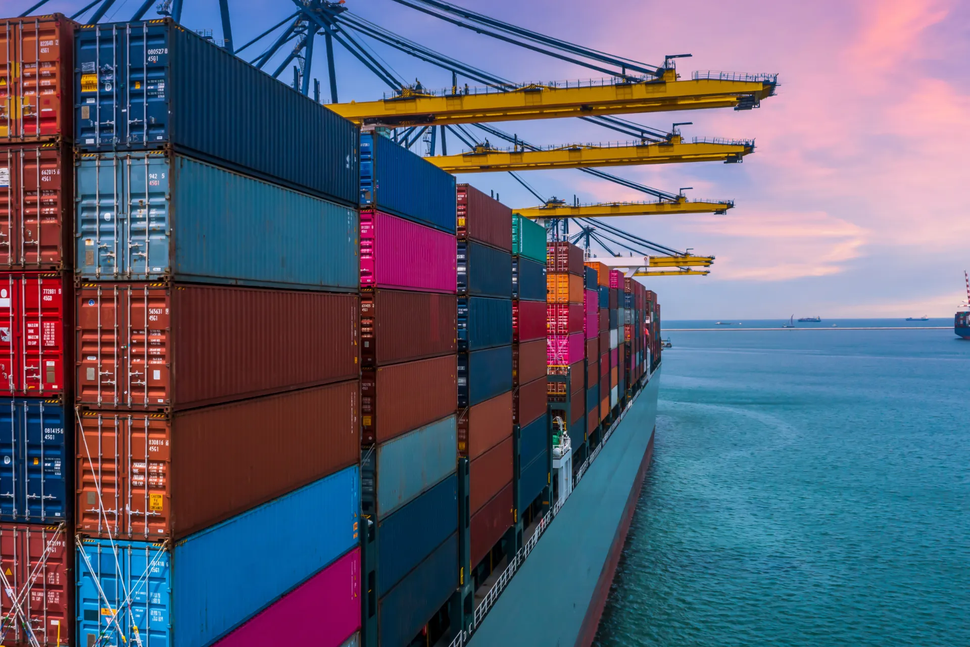 Ein Containerschiff mit mehreren Containern aufeinandergestapelt.