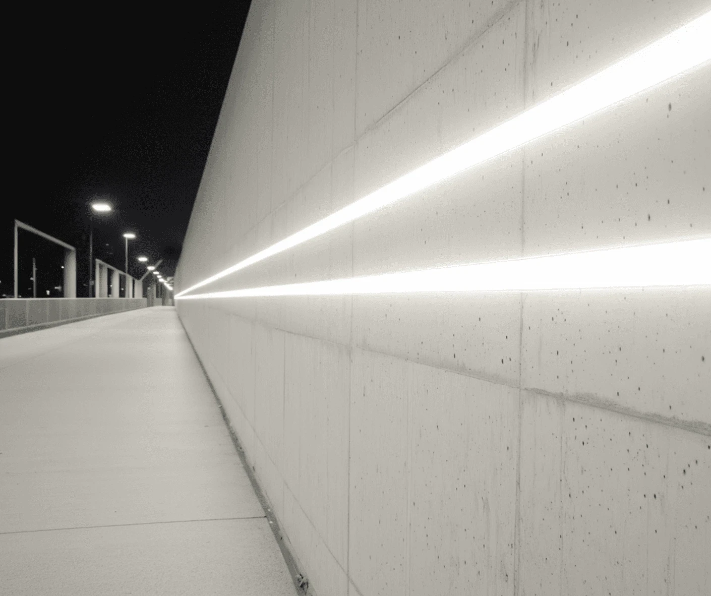 Pionowa linia światła z taśmy LED COB 8 mm między drewnianą zabudową a tapicerowanym panelem
