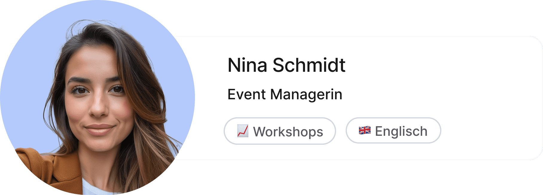 Mitarbeiterin, die Raumbuchungssoftware nutzt