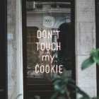 Spruch Dont touch my cookie auf dem Fenster