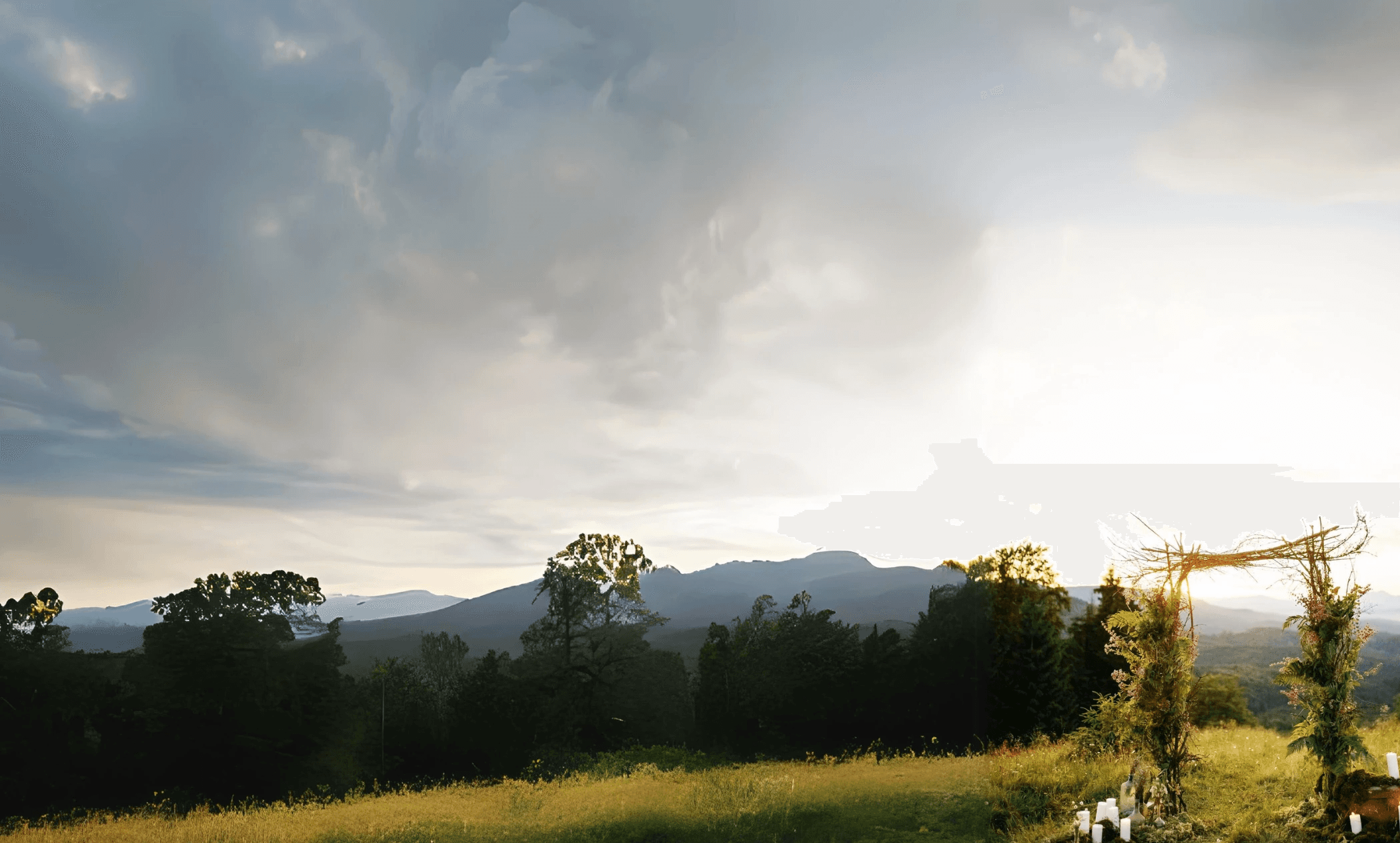 Foto de un paisaje montañoso con mucha vegetación y un sitio ceremonial