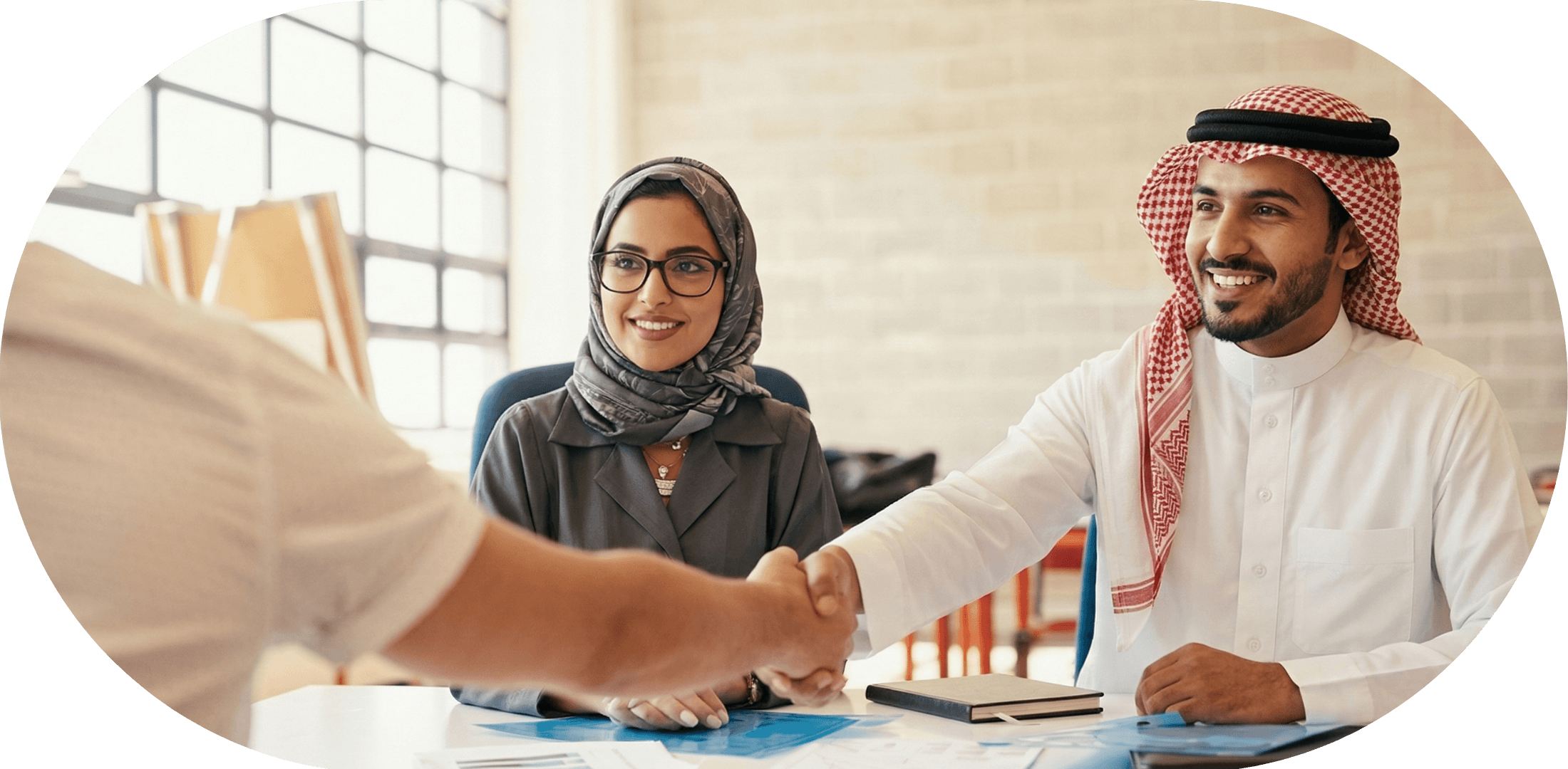 أشخاص أعمال يناقشون شؤون الأعمال