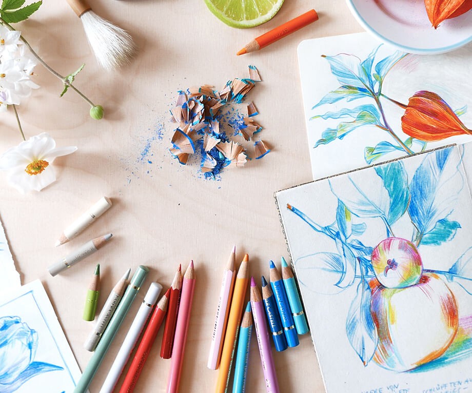 Foto of a flatlay of a working place with drawing material