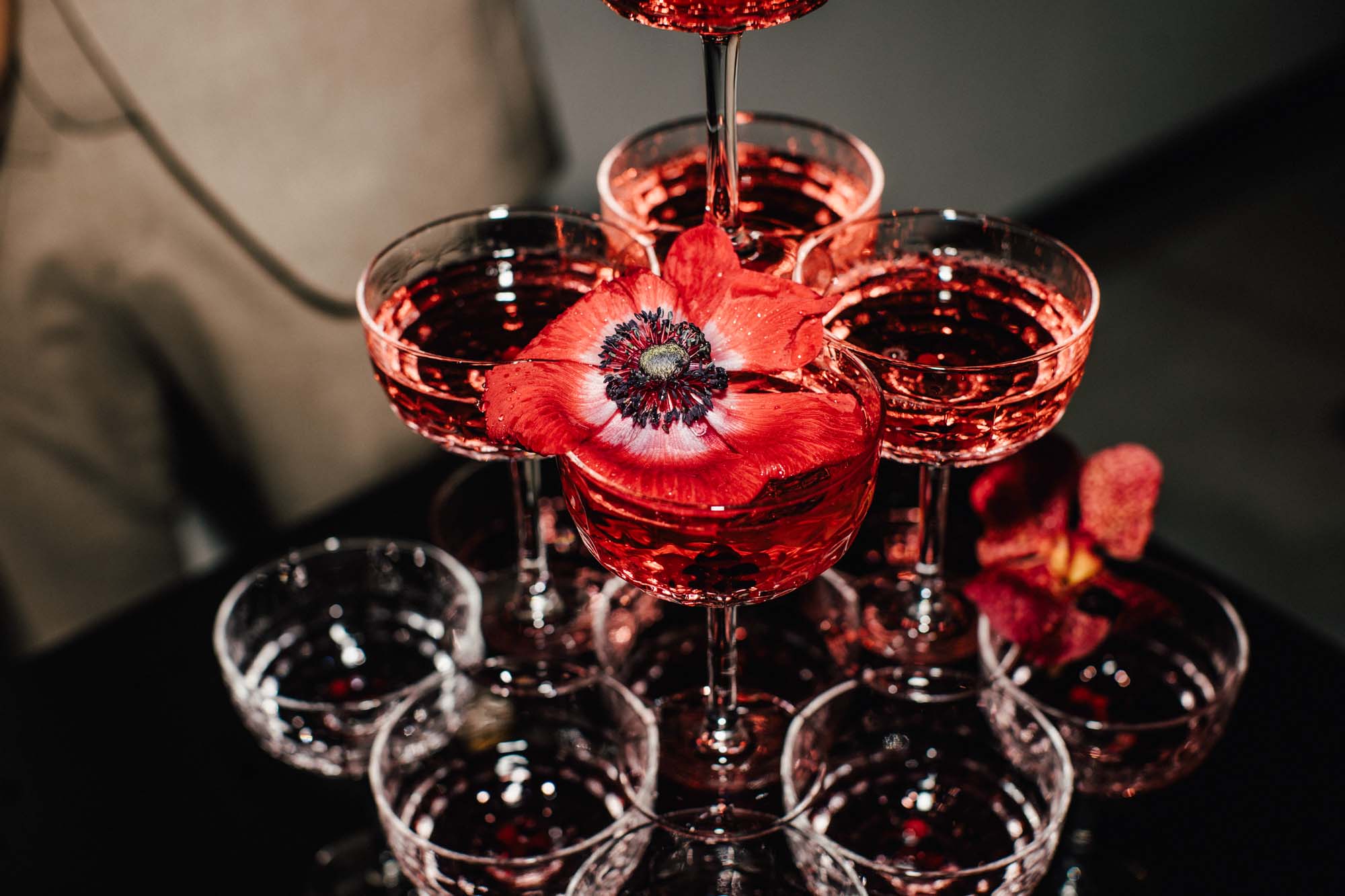 Nahaufnahme eines Lillettowers mit verspielten Blumen.