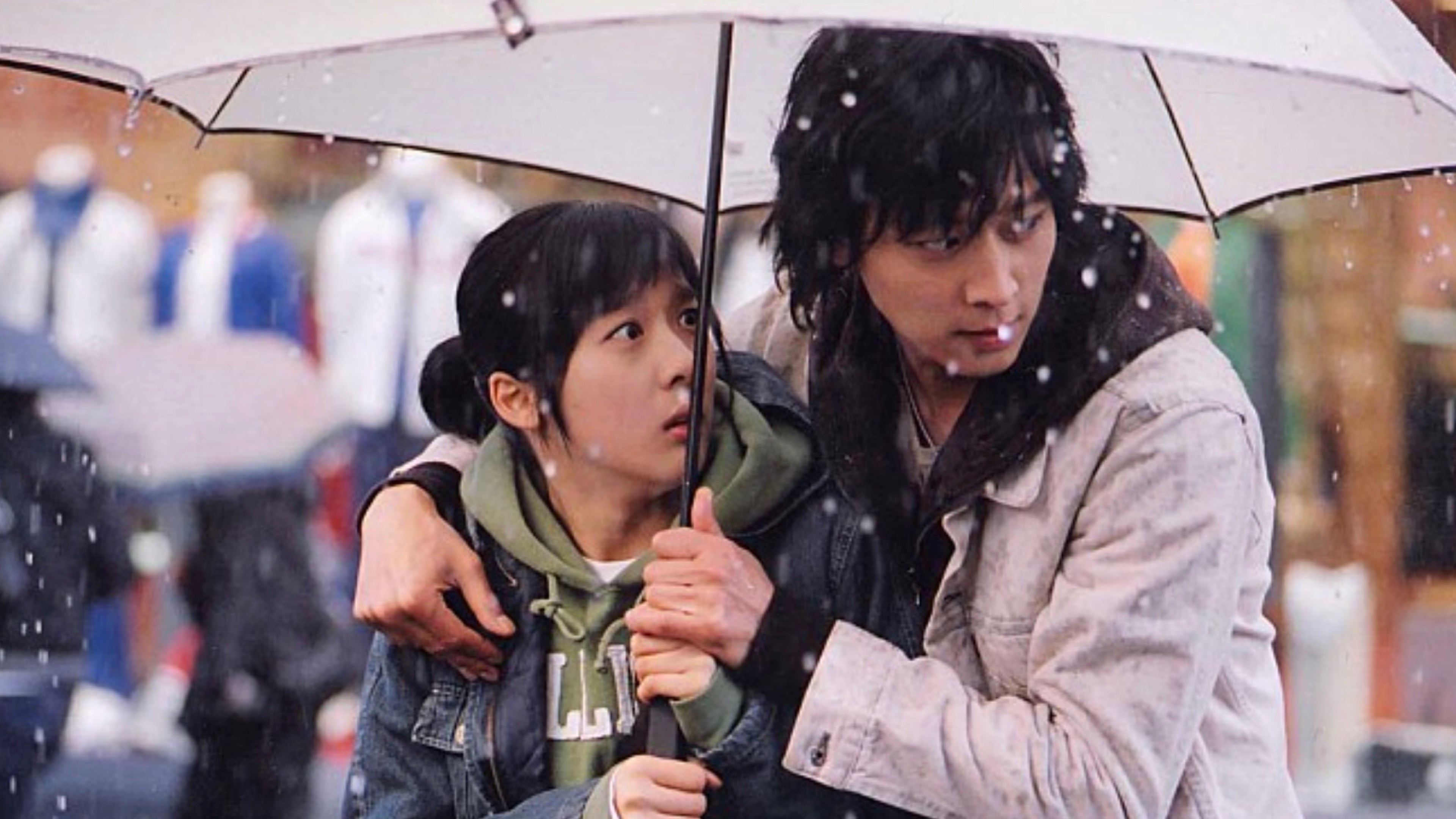 영화과 면접 준비를 위한 영화 감상 예시 이미지. 우산을 쓰고 눈 내리는 거리에 선 남녀 인물의 영화 스틸컷